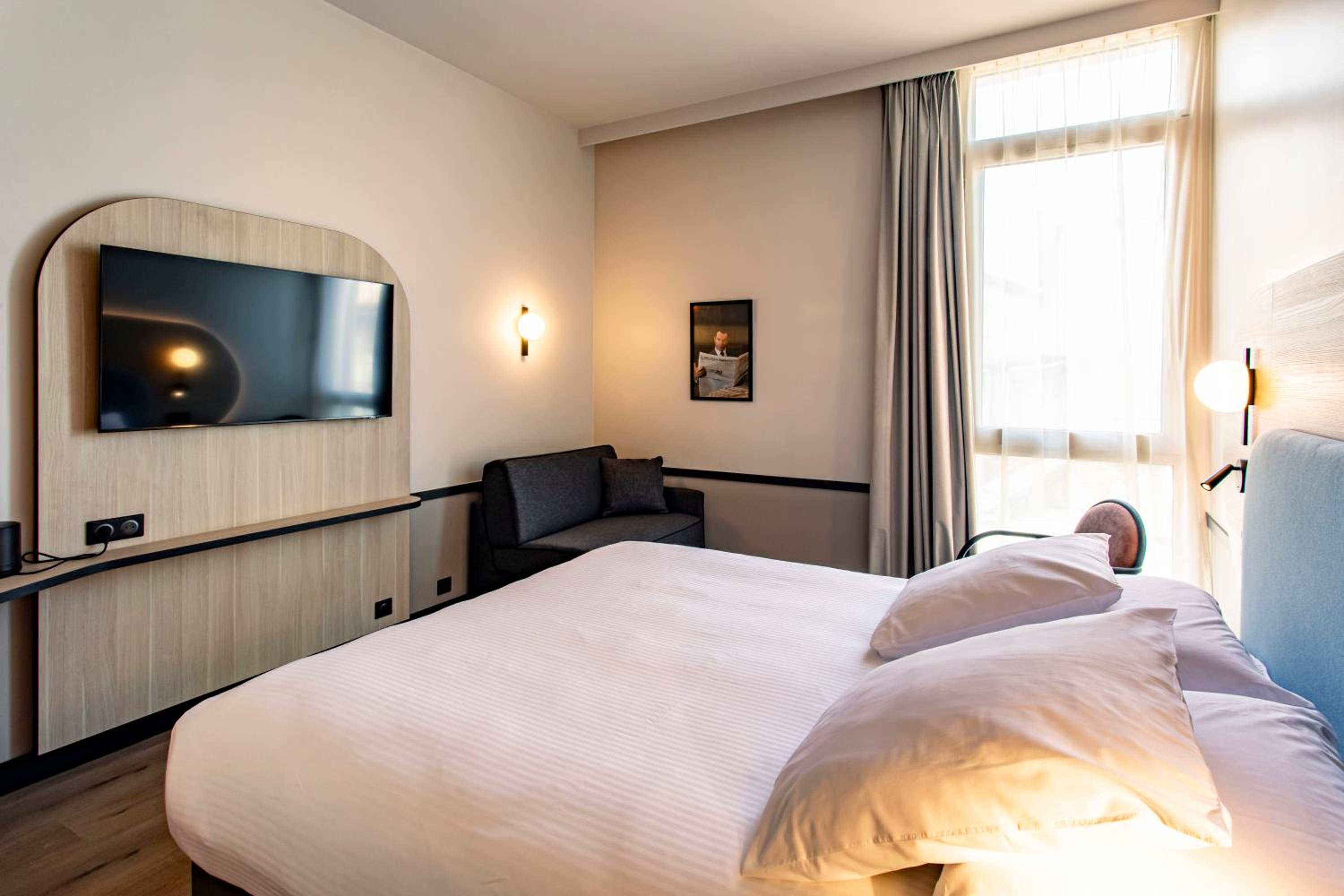 Double Room with One Double Bed and One Single Bed - Photo 9