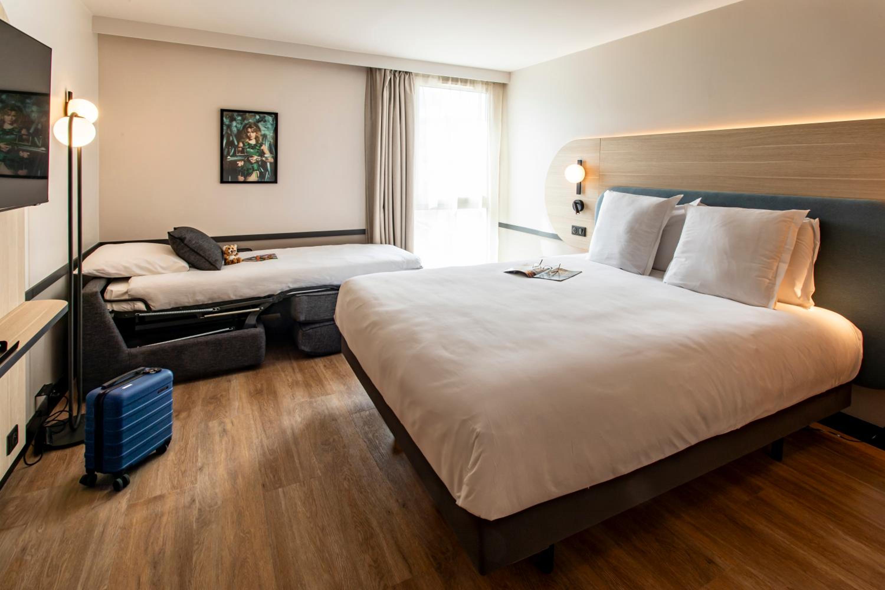 Double Room with One Double Bed and One Single Bed - Photo 6