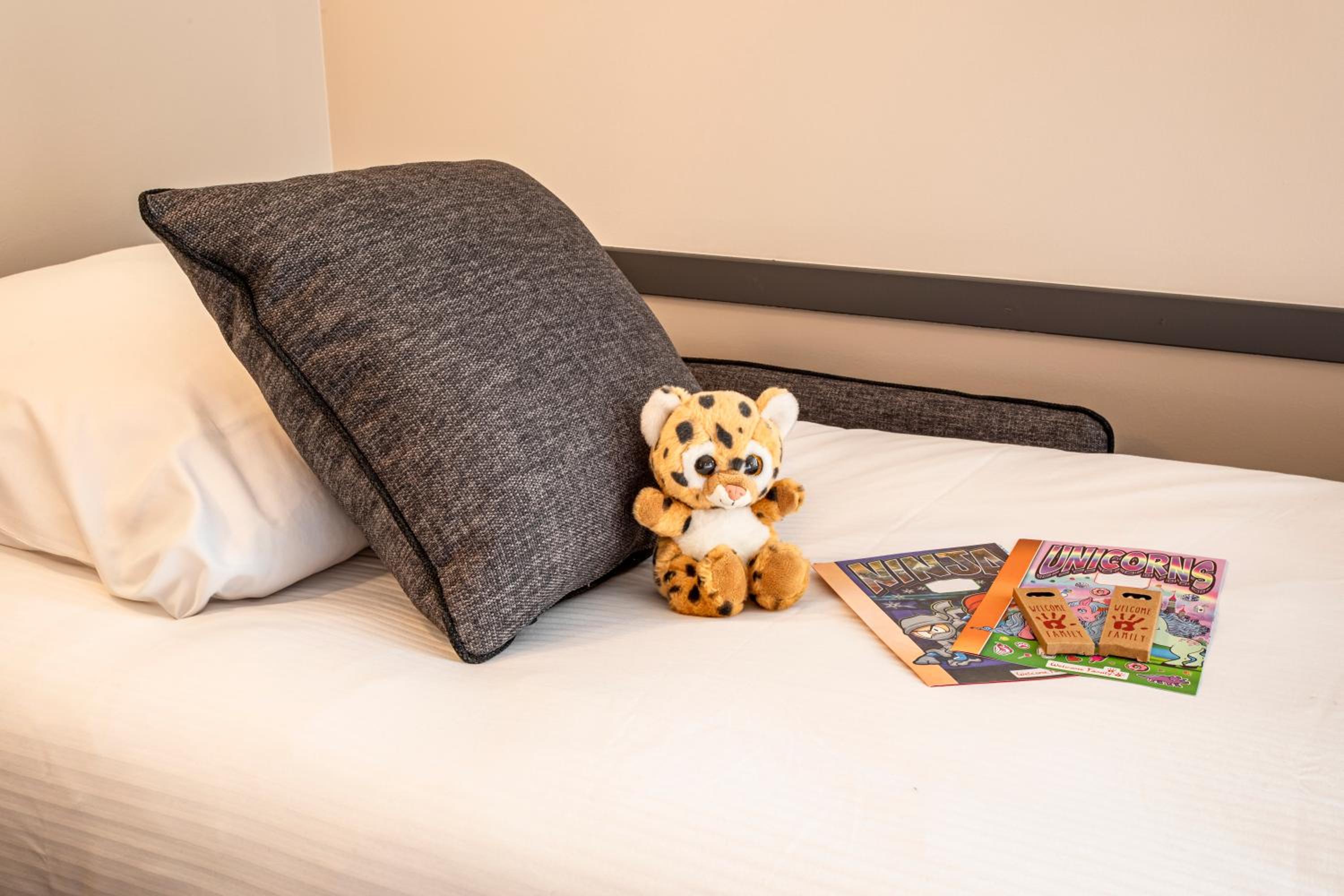 Double Room with One Double Bed and One Single Bed - Photo 7