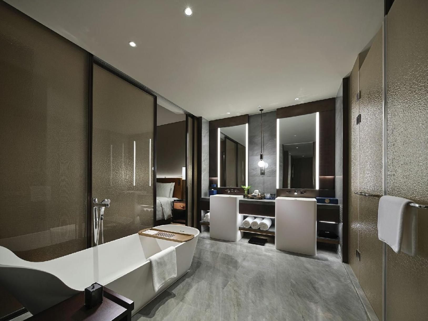 One-Bedroom King Suite with River View and Lounge Access - Photo 5