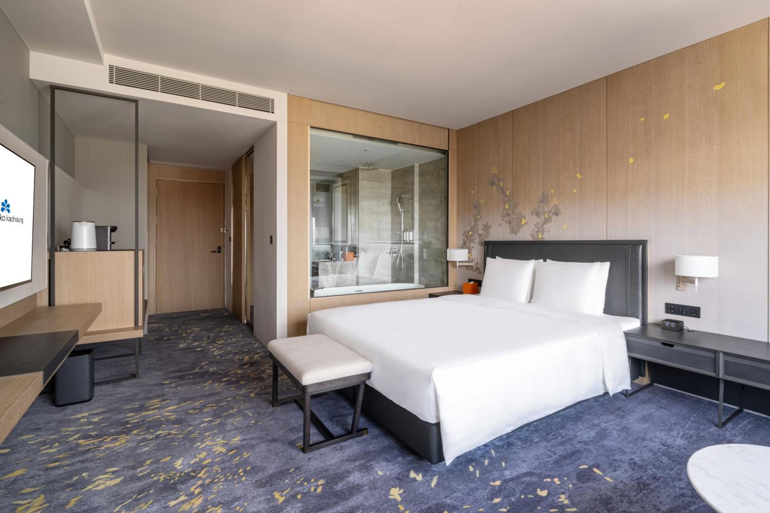 Deluxe King Room - Photo 3