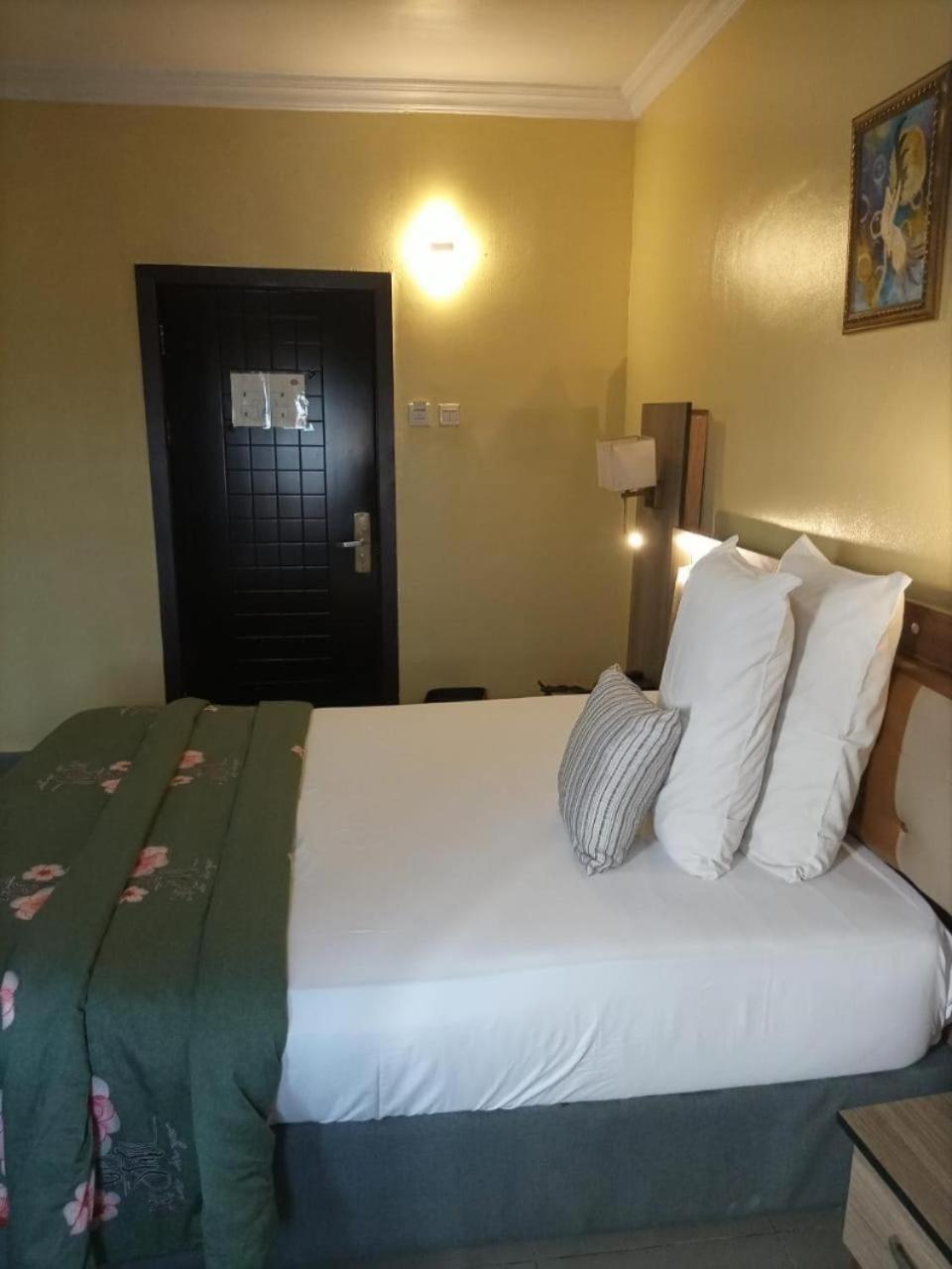 Queen Room with Balcony photo 2