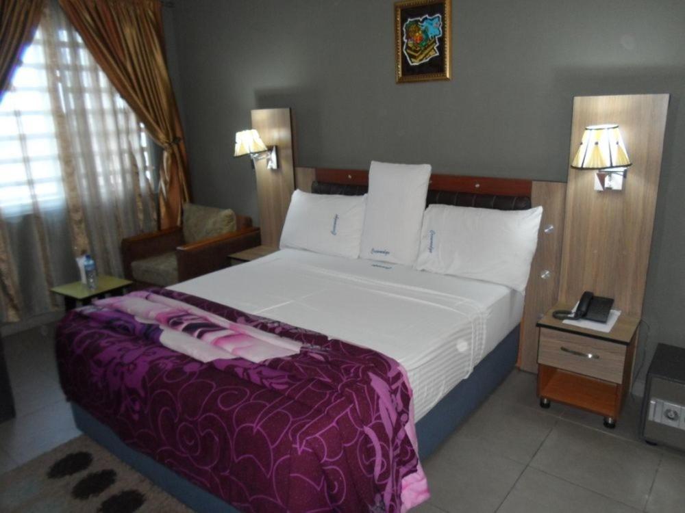 Queen Room with Balcony photo 1