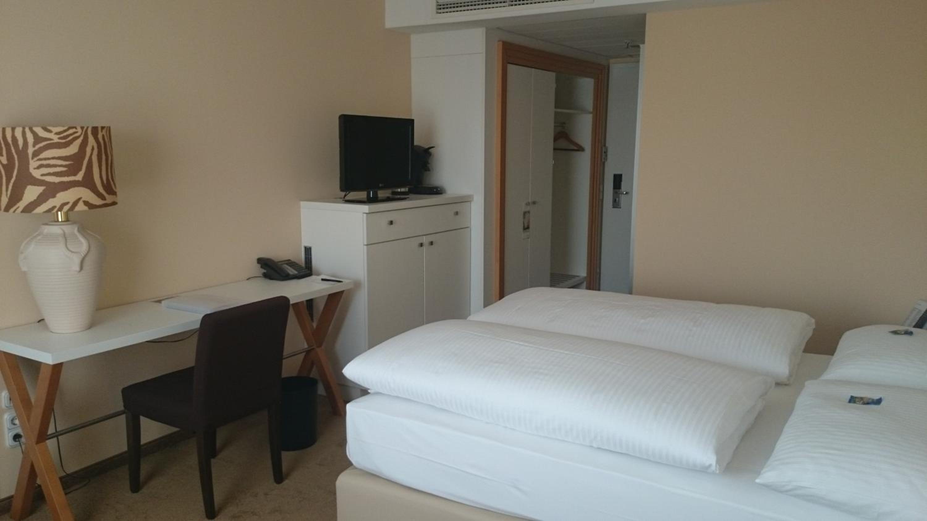 Business Room photo 2