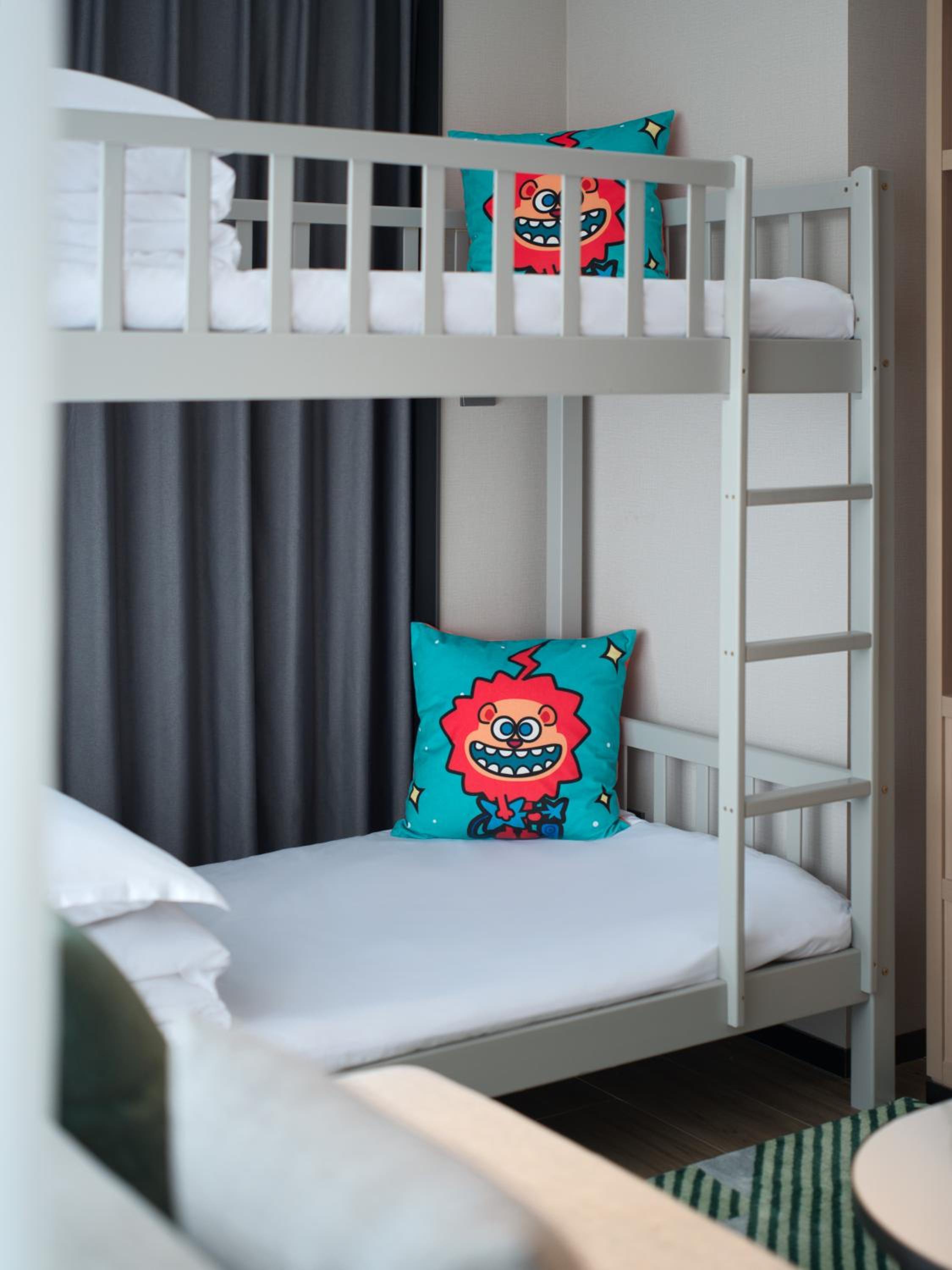 1 King 1 Bunk Suite Kids Theme photo 3