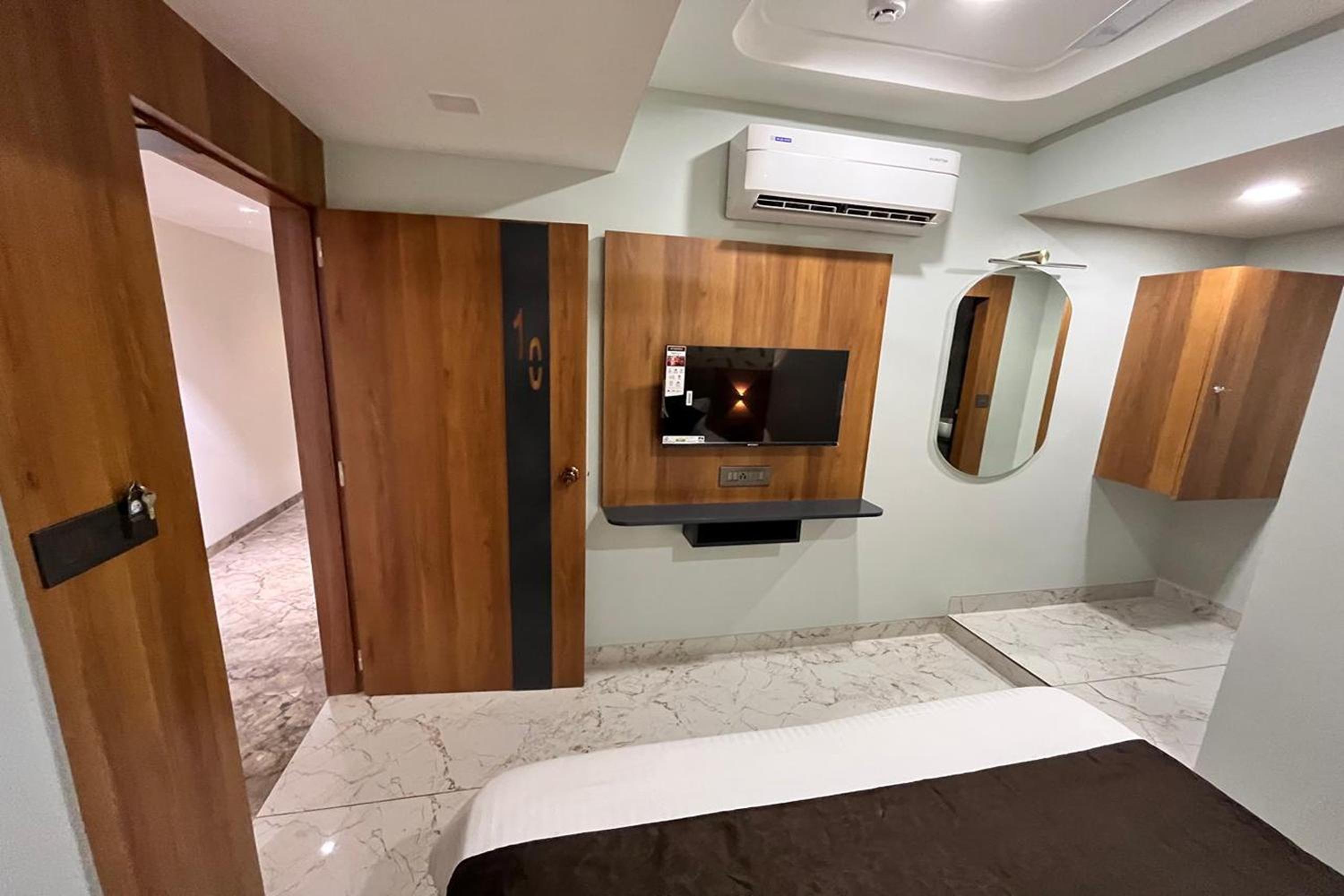Deluxe Room - Photo 8