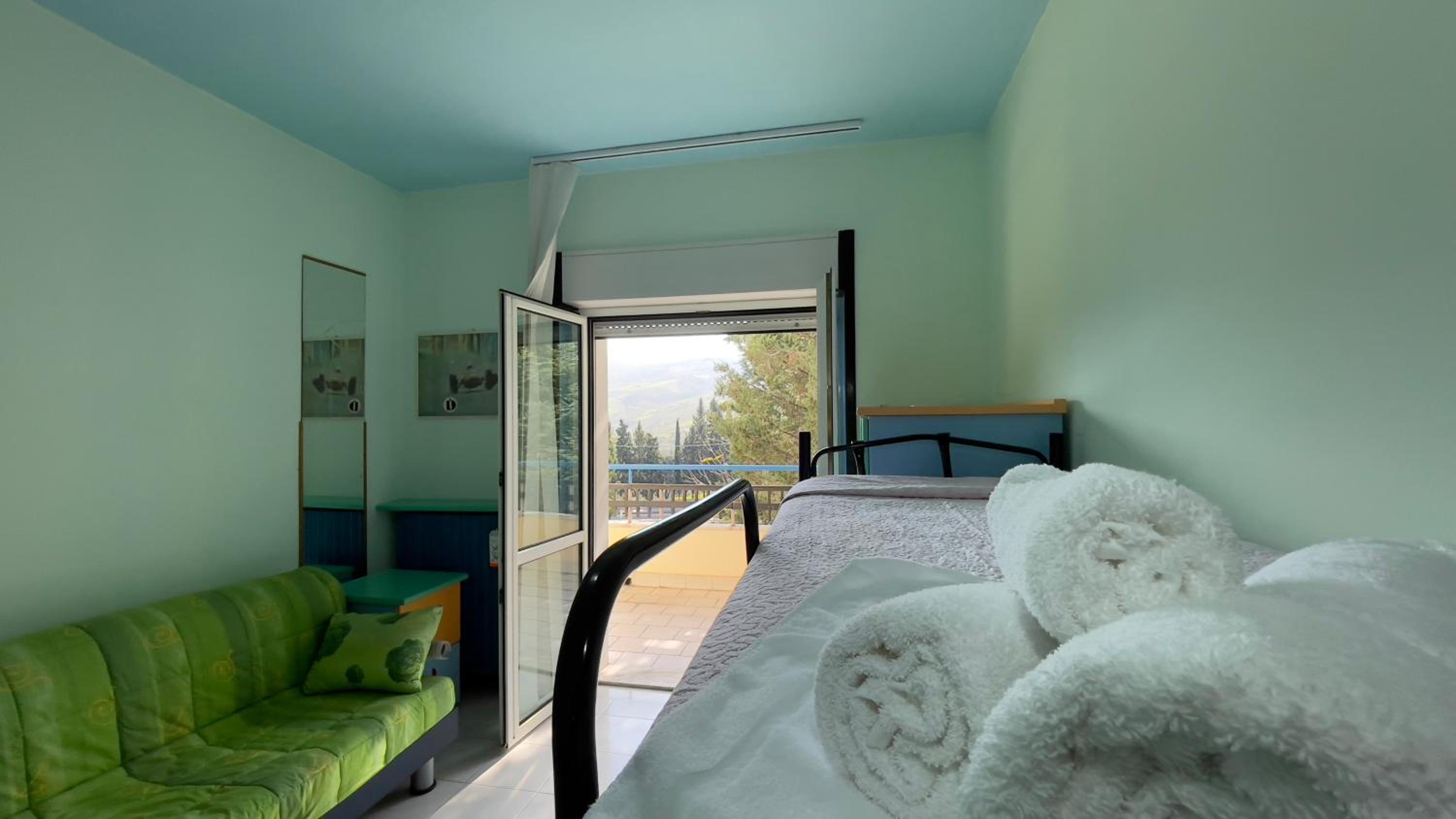 Twin Room With Shared Bathroom photo 2