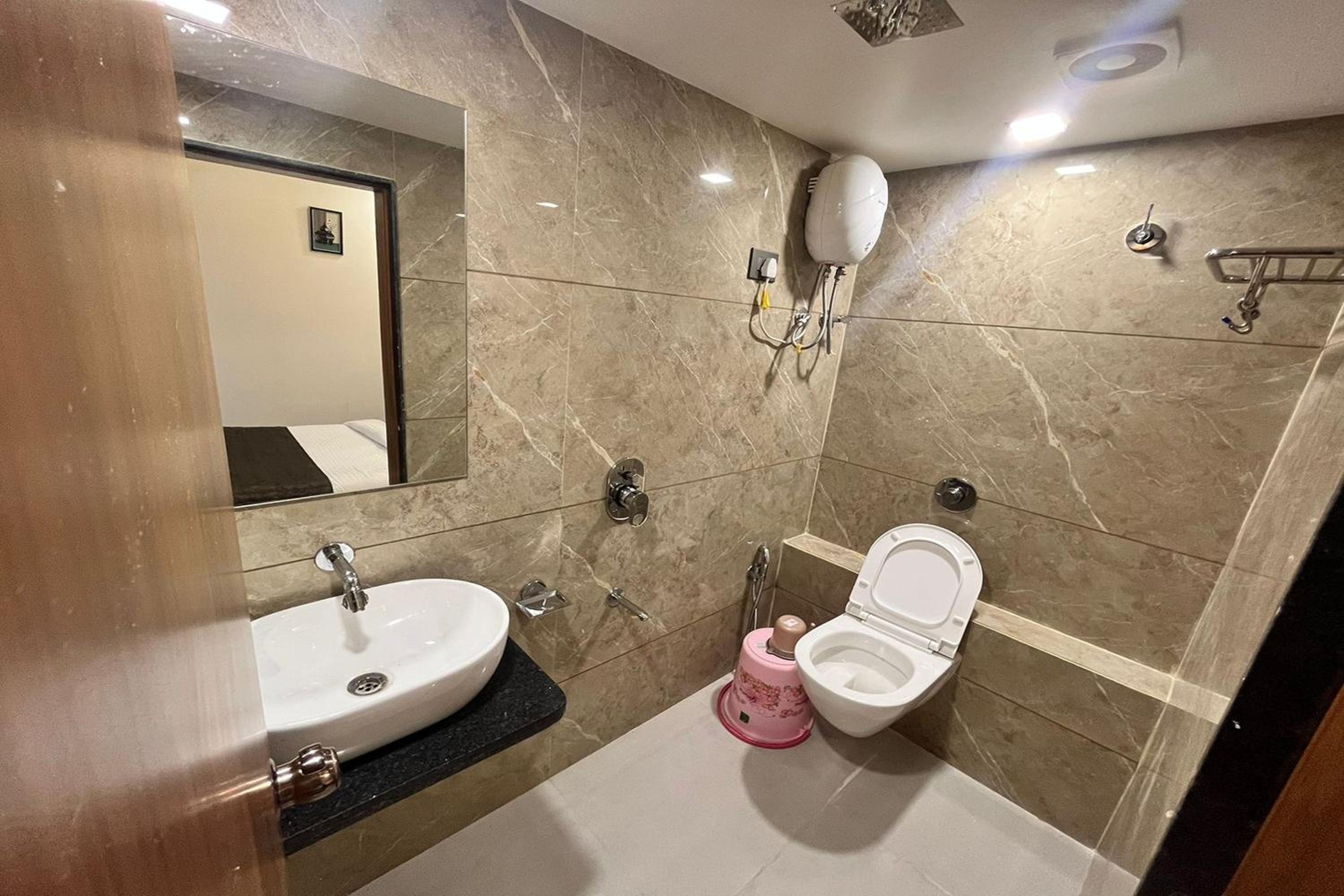 Deluxe Room - Photo 11