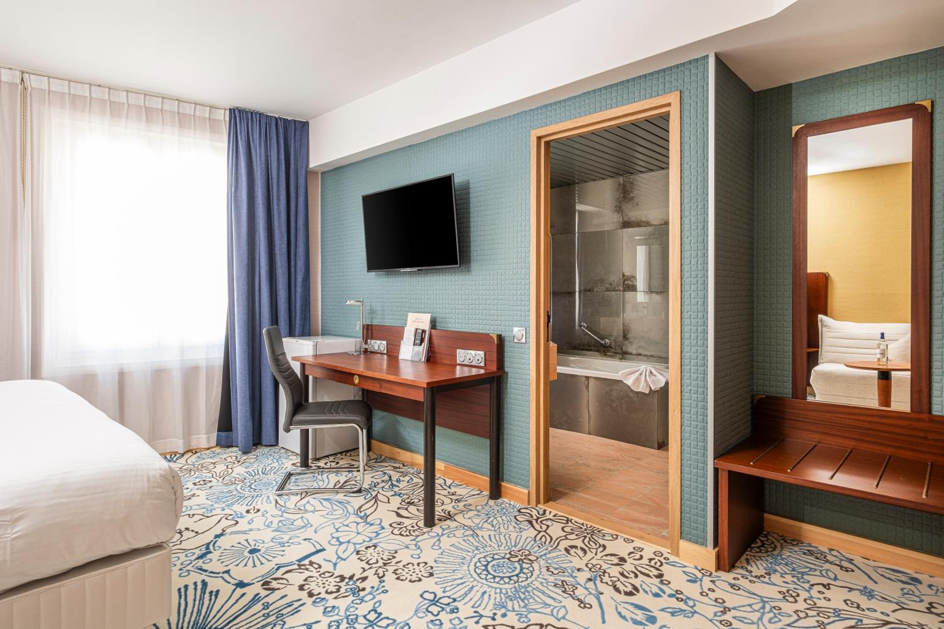 Junior Suite with Saint Nicolas street View - Photo 1