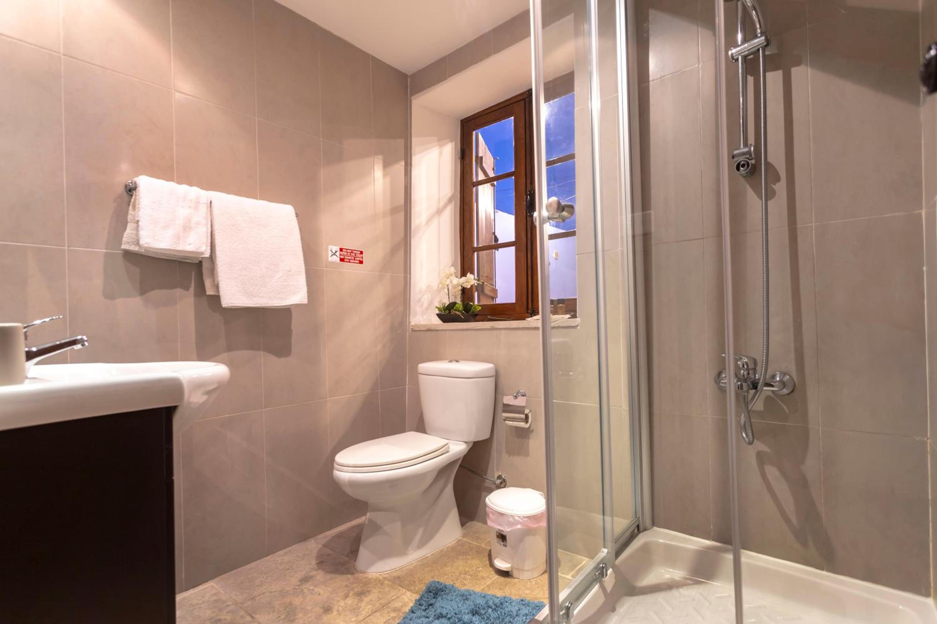 Suite with Balcony - Photo 4