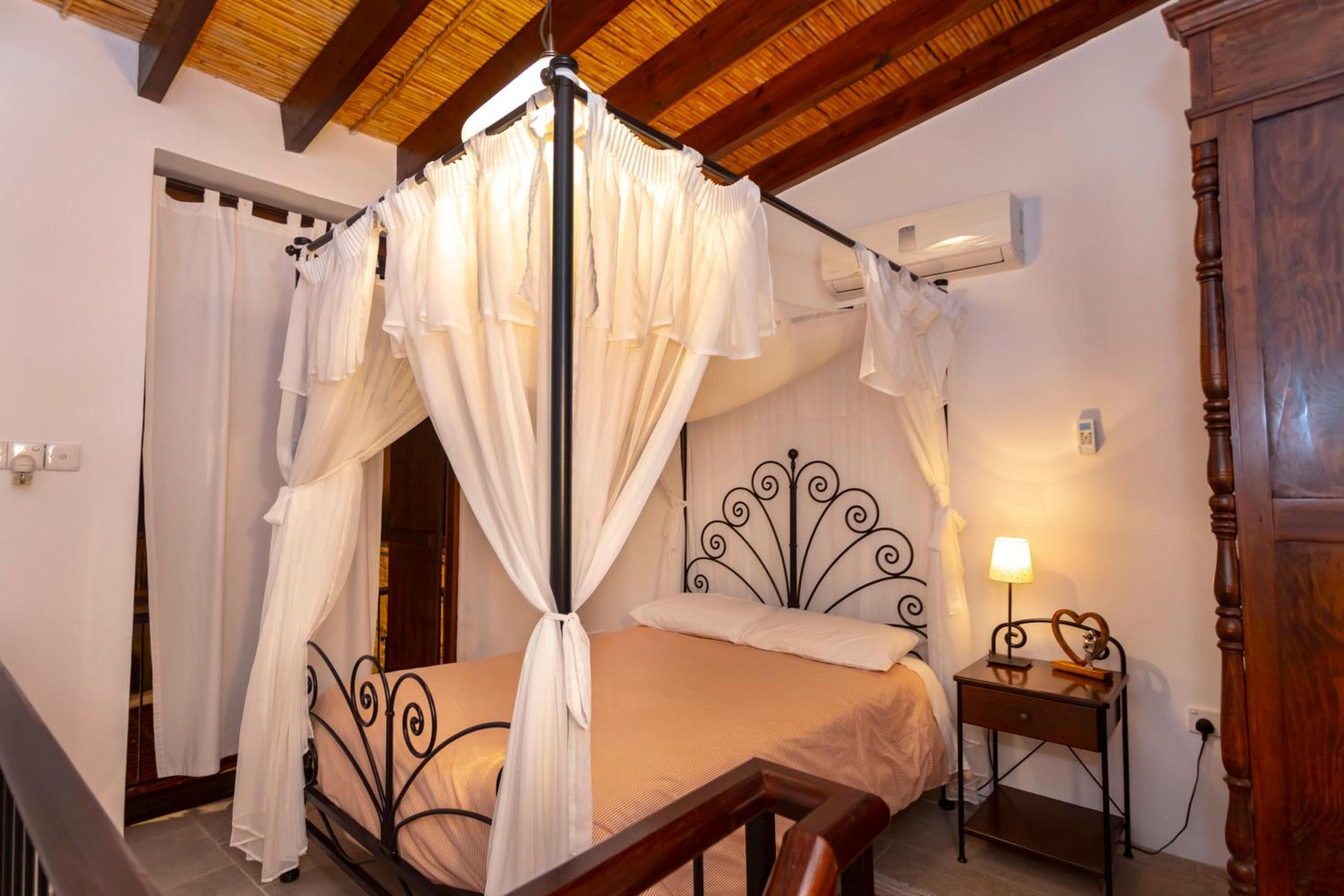 Suite with Balcony - Photo 6