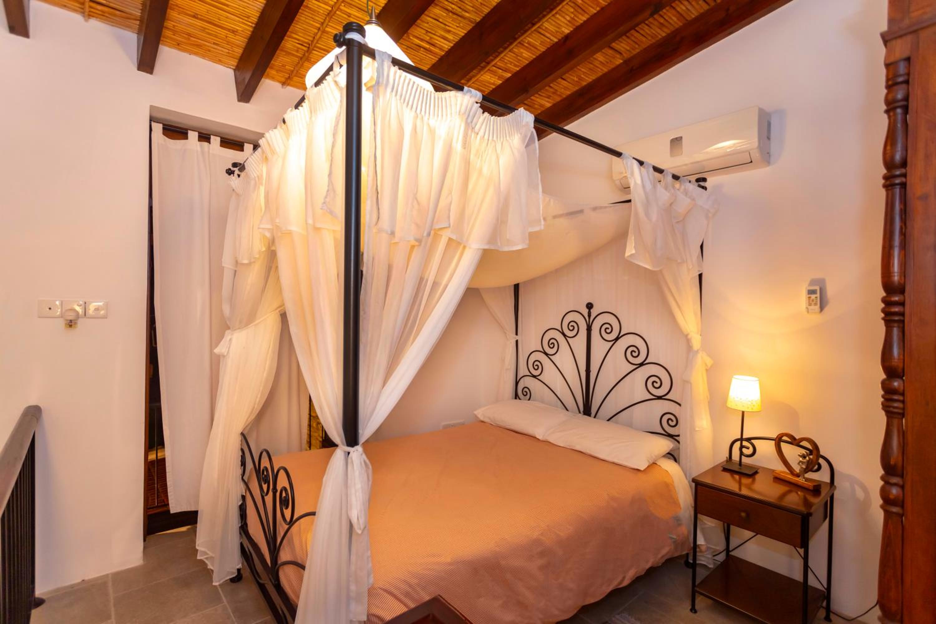 Suite with Balcony - Photo 11