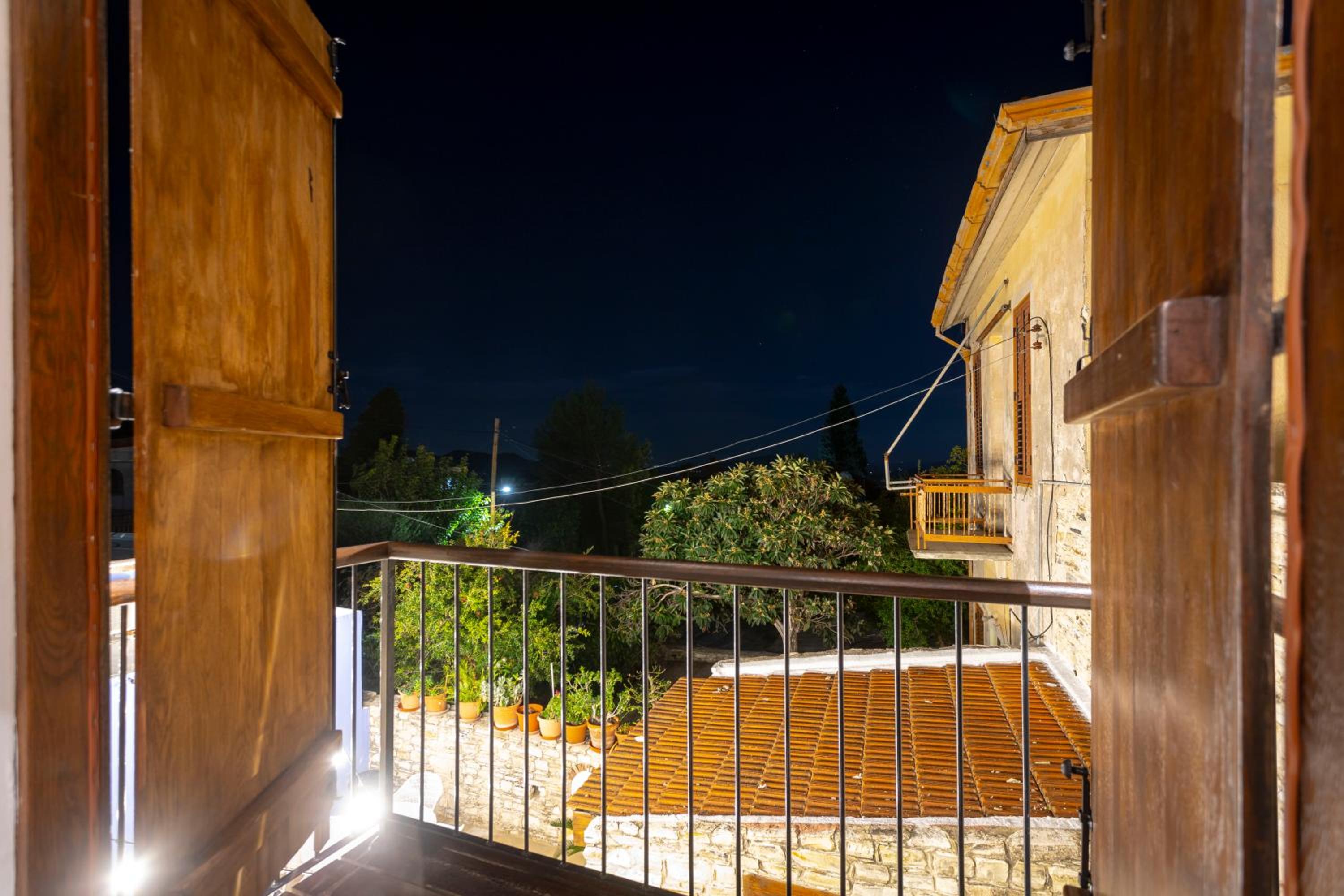 Suite with Balcony - Photo 9