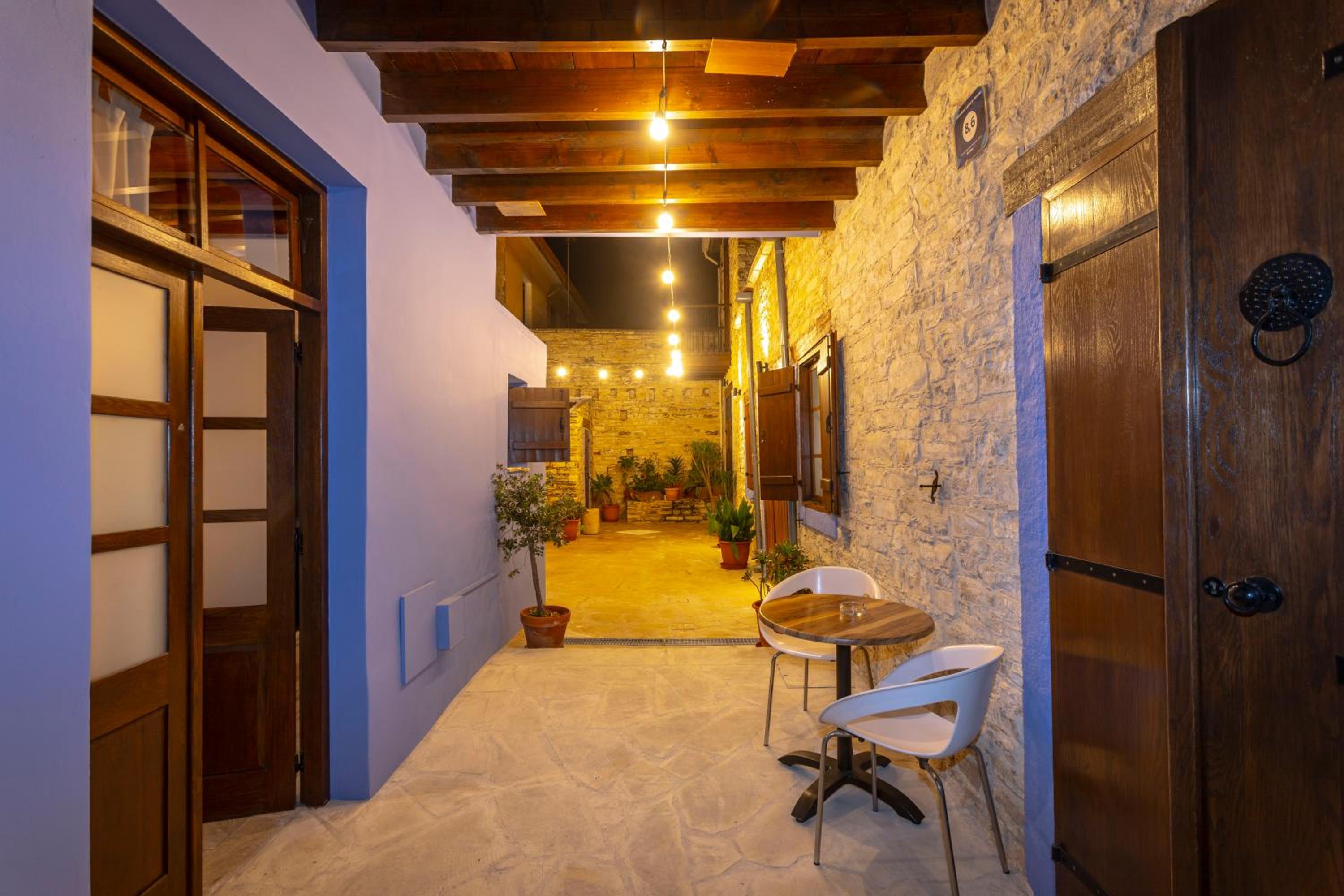 Suite with Balcony - Photo 15