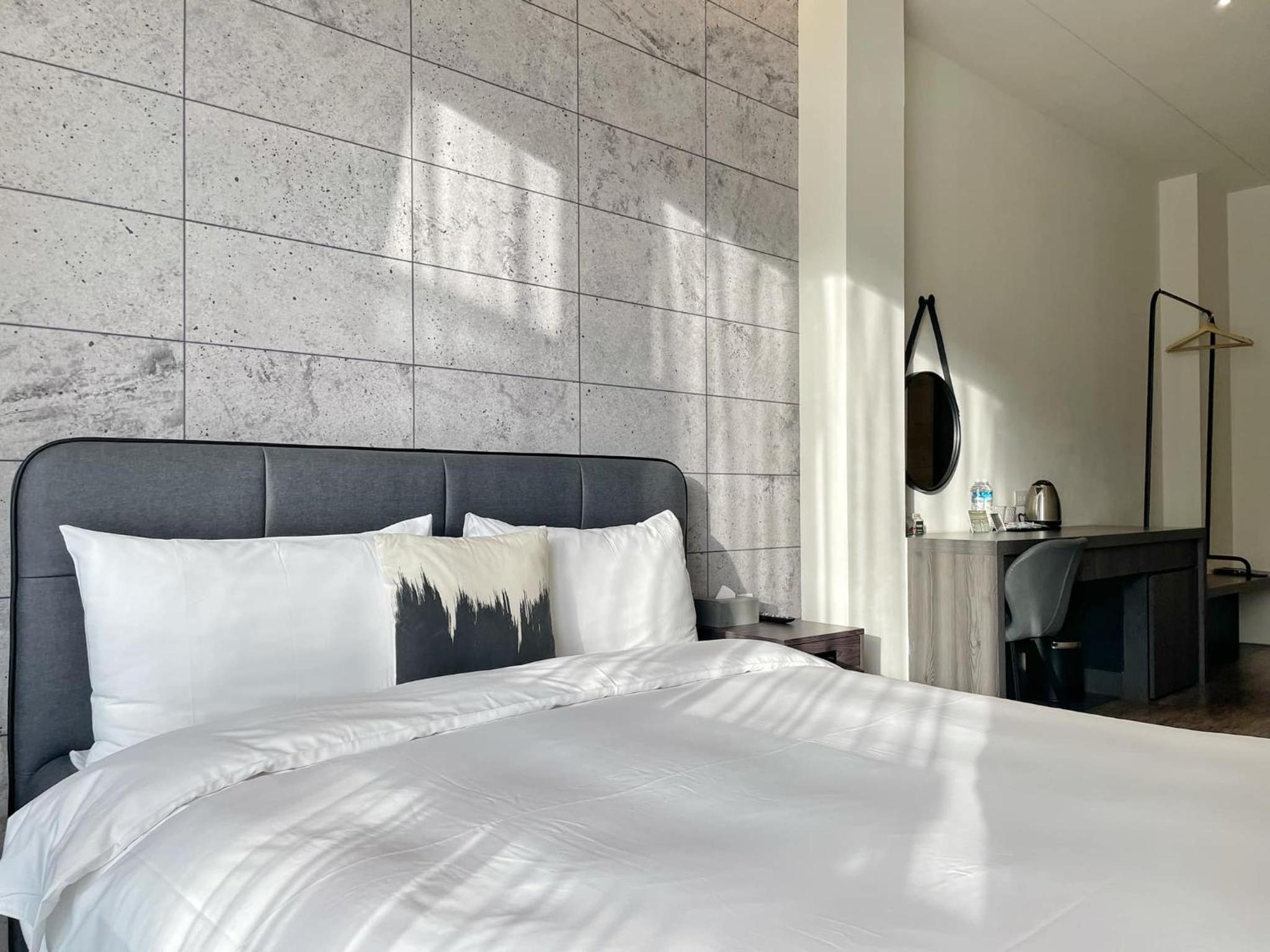 Double Room with Street View with Balcony photo 3