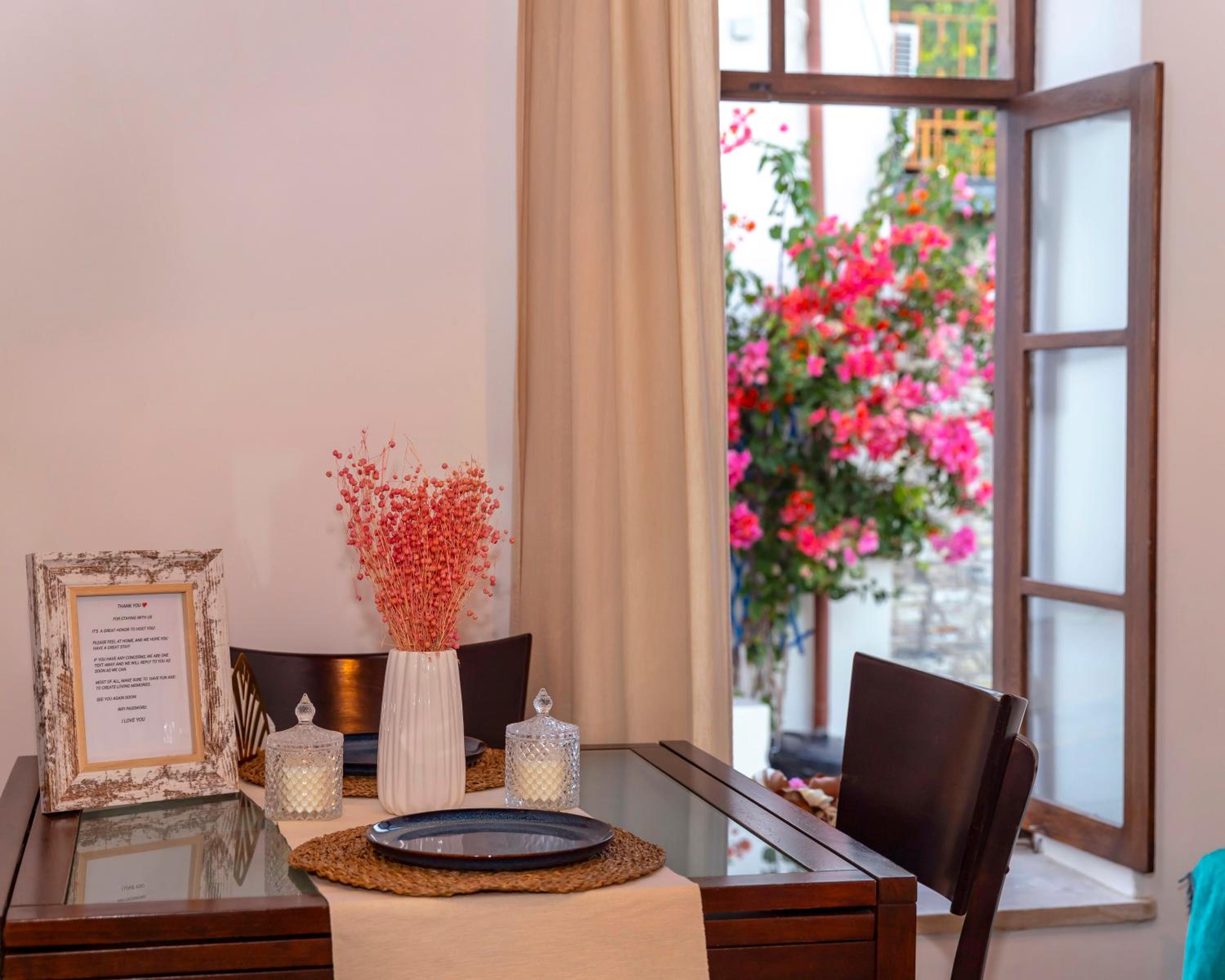 Suite - Photo 1