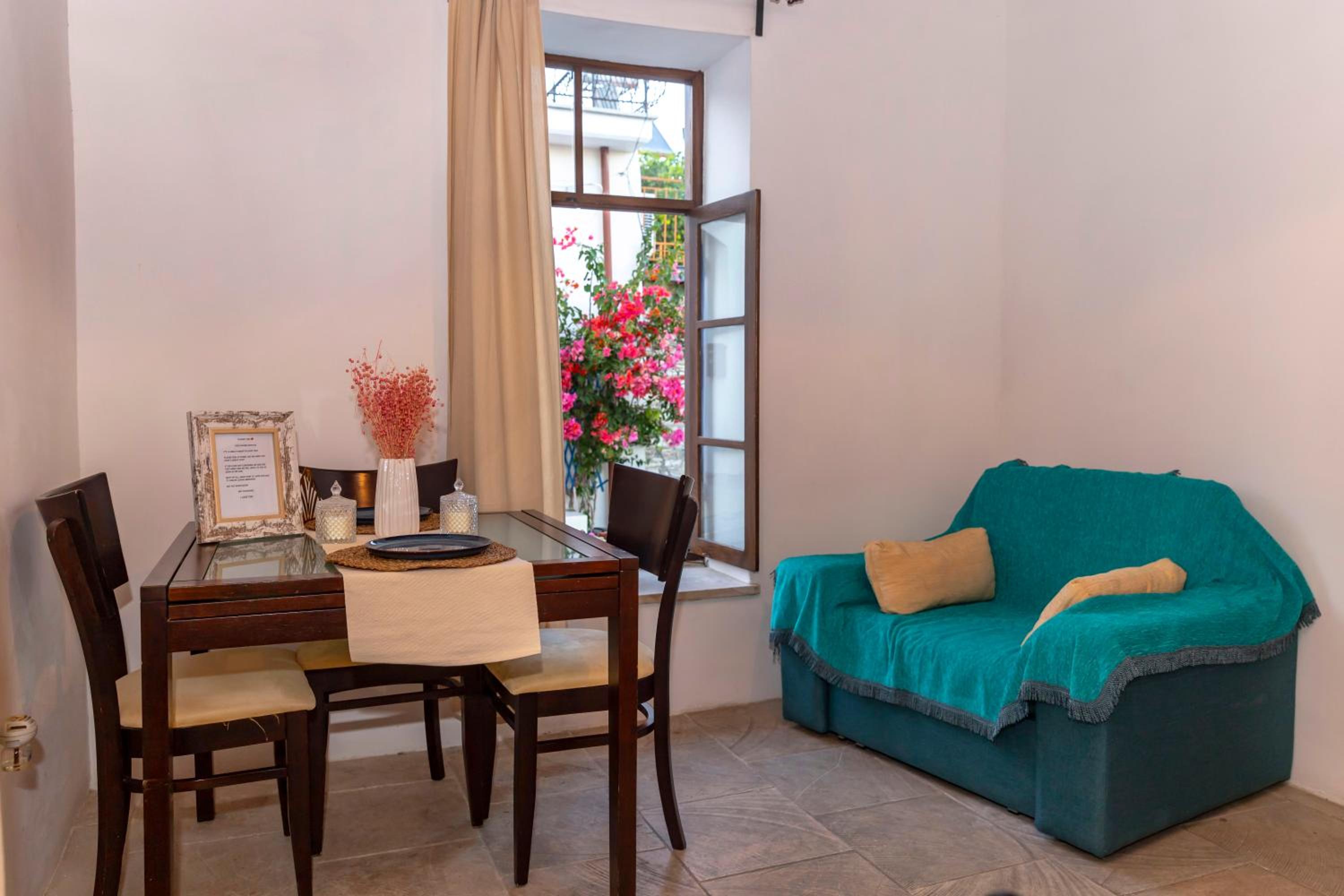 Suite - Photo 16