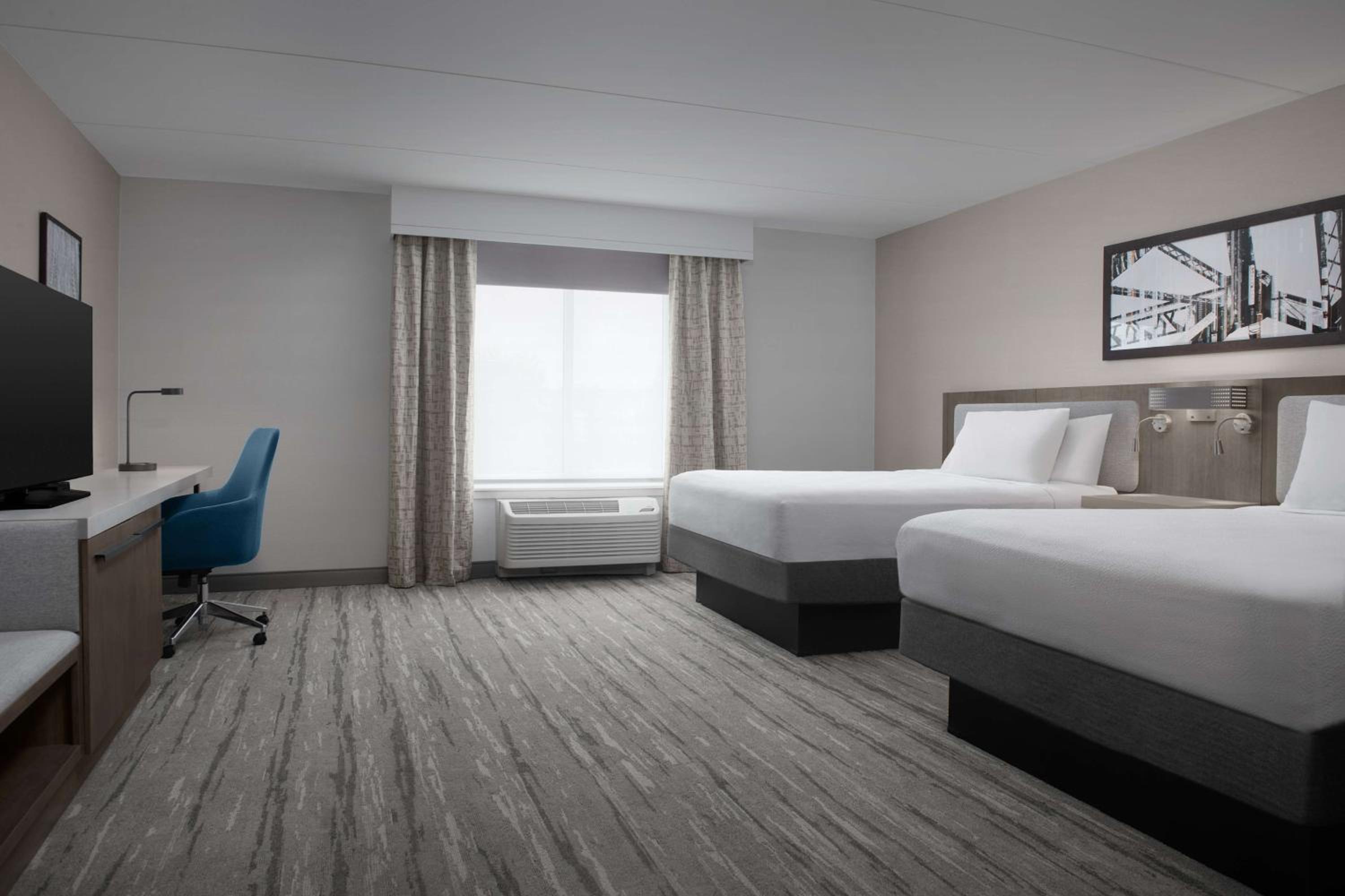 Queen Room with Two Queen Beds - Hearing Access photo 2