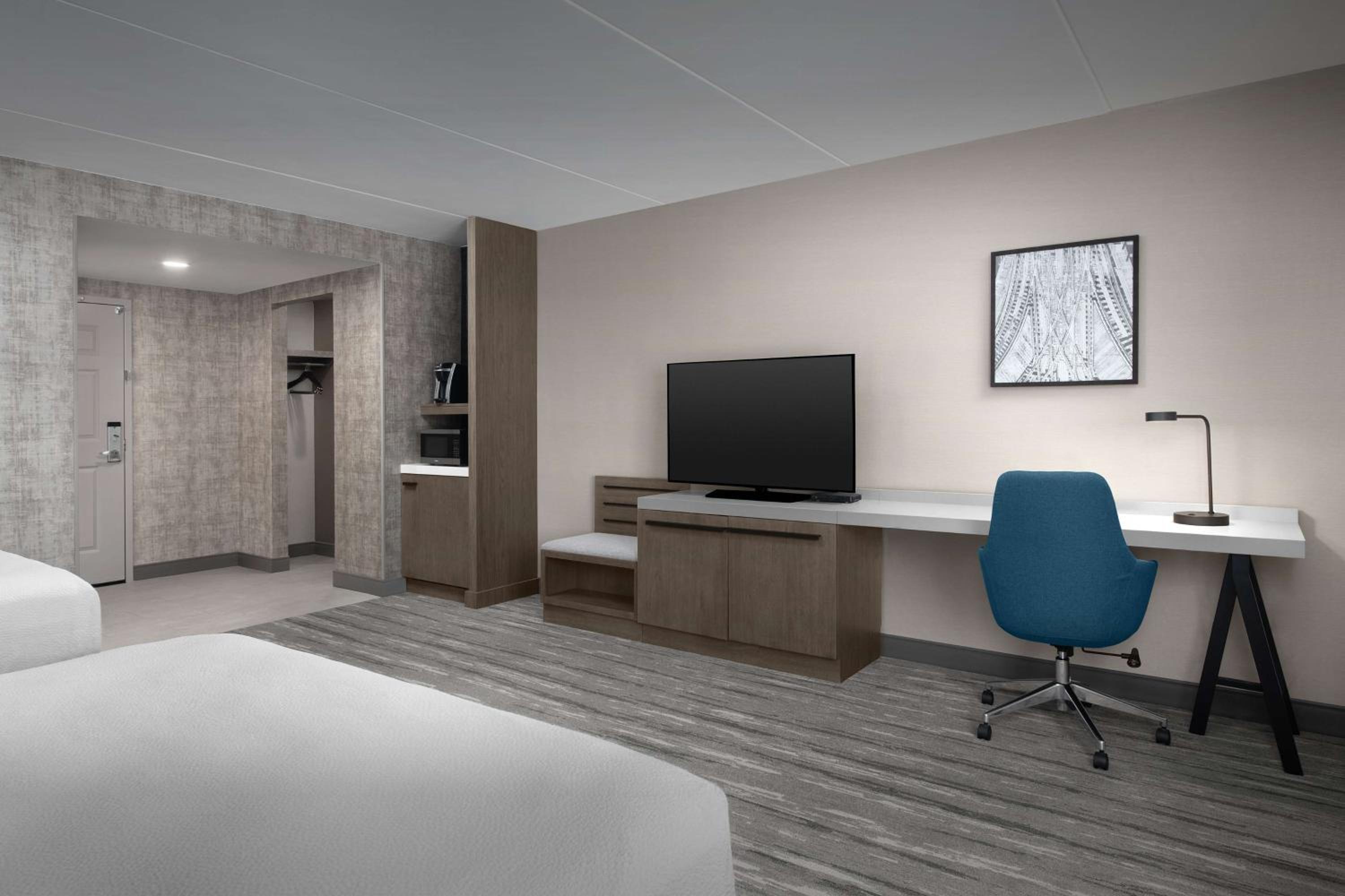 Queen Room with Two Queen Beds - Hearing Access photo 3