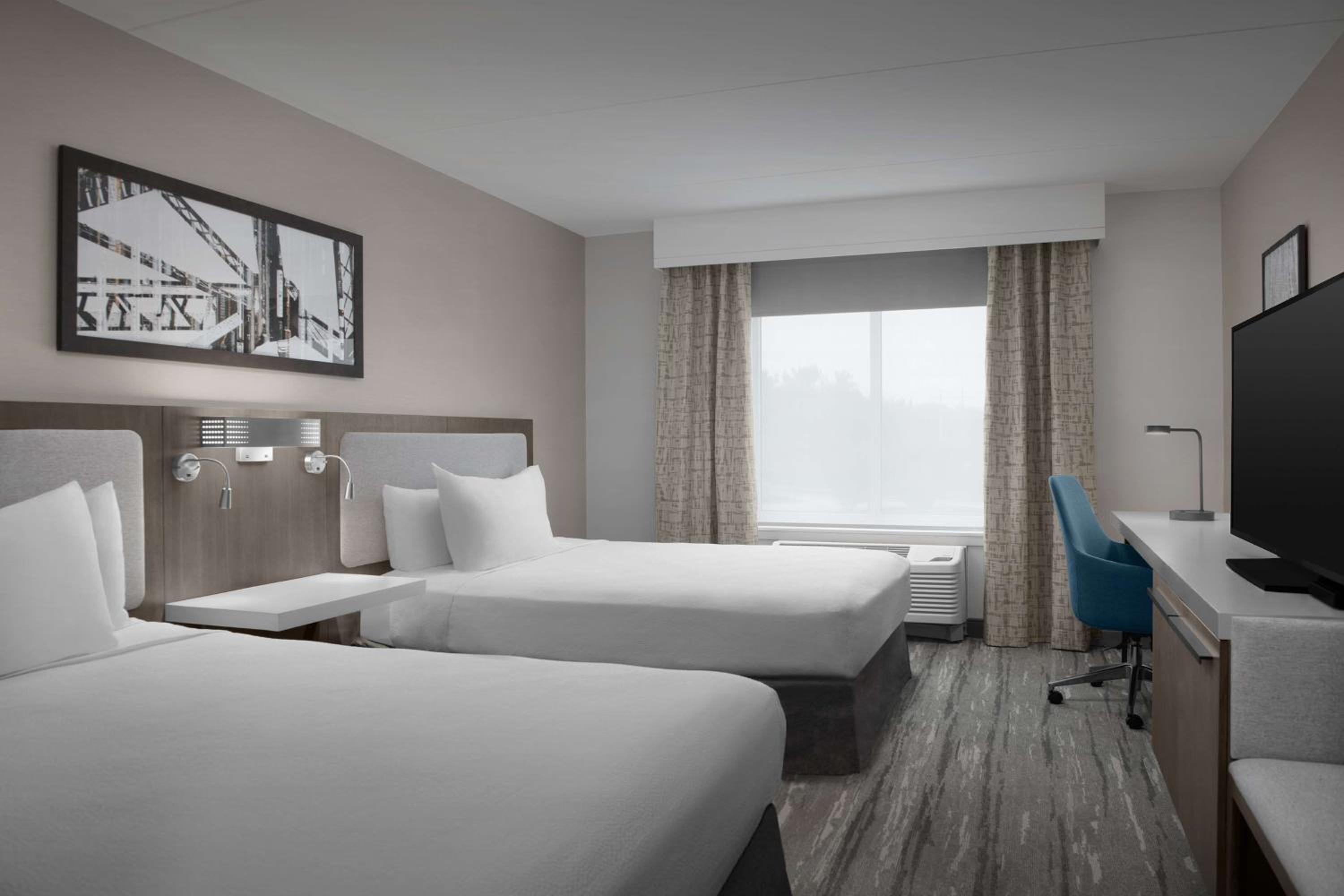 Deluxe Queen Room with Two Queen Beds photo 2