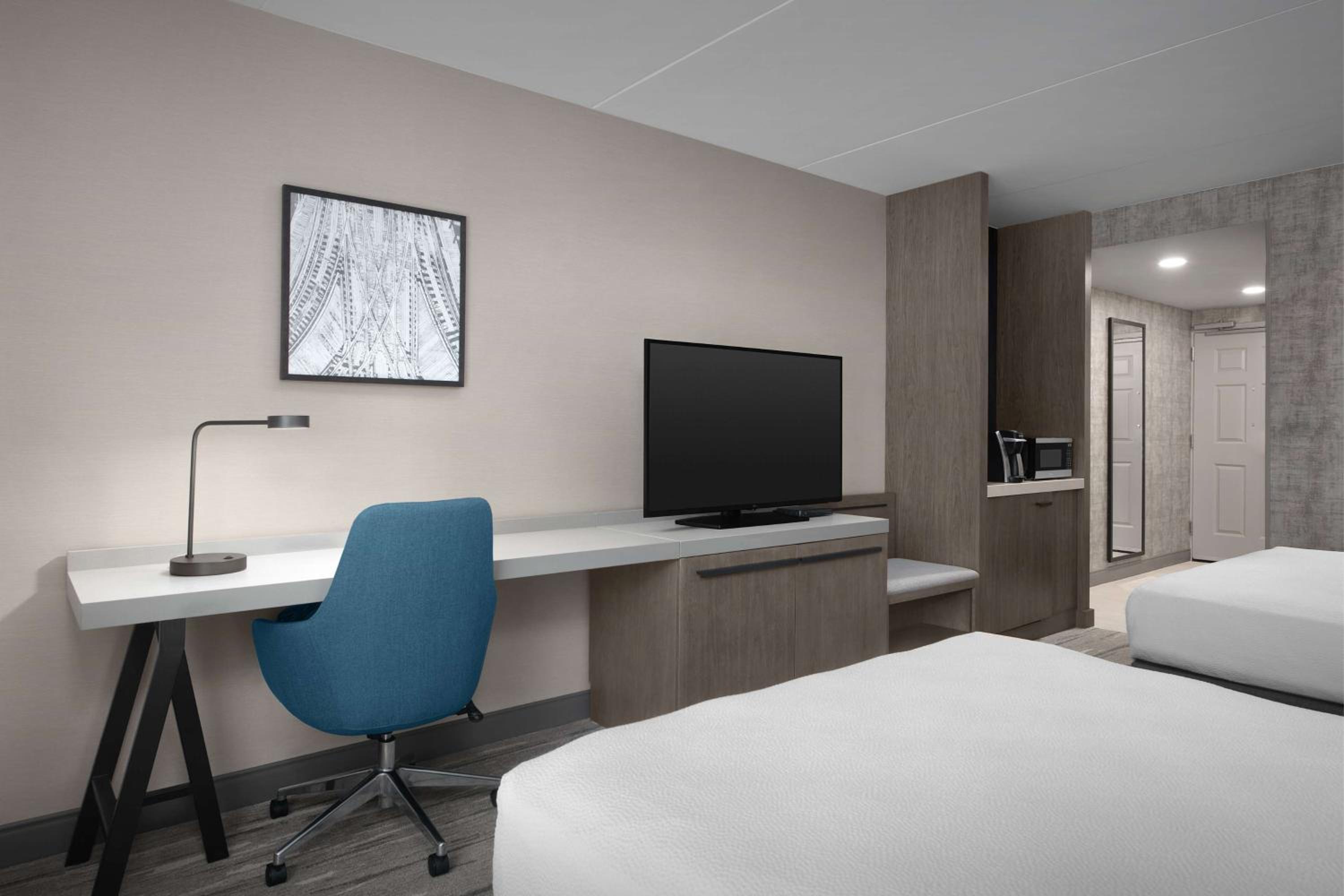 Deluxe Queen Room with Two Queen Beds photo 3