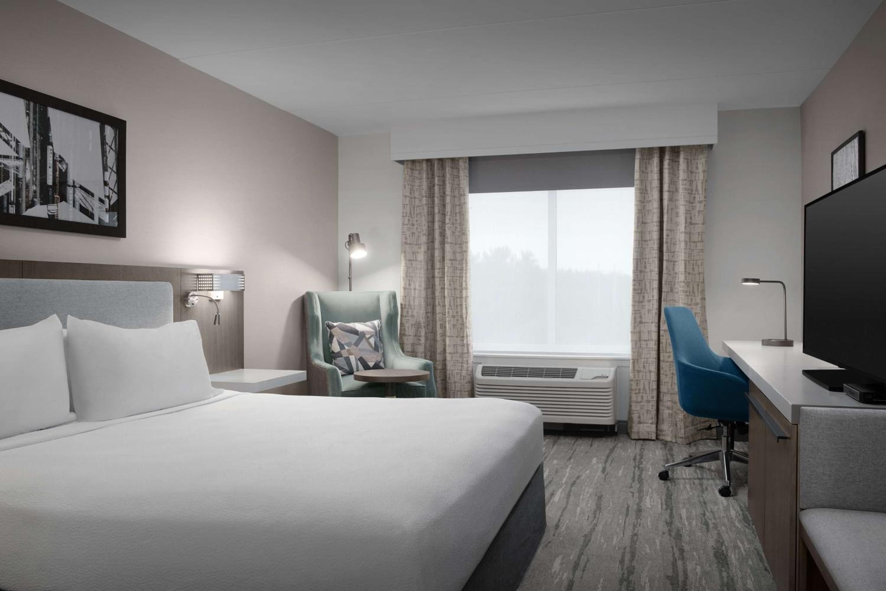 King Room with Tub - Mobility and Hearing Access photo 3