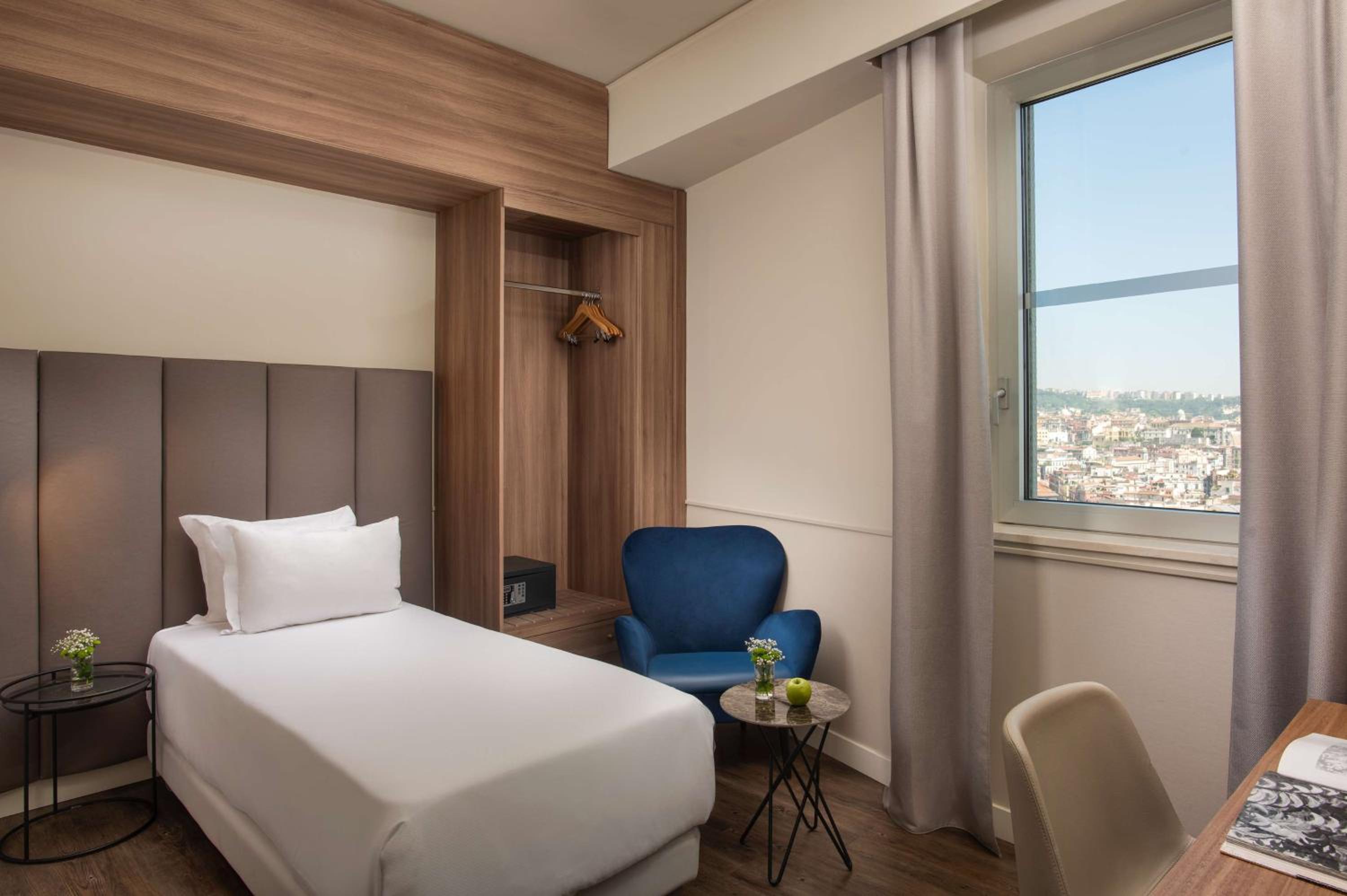 Standard Single Room with City View thumbnail 5