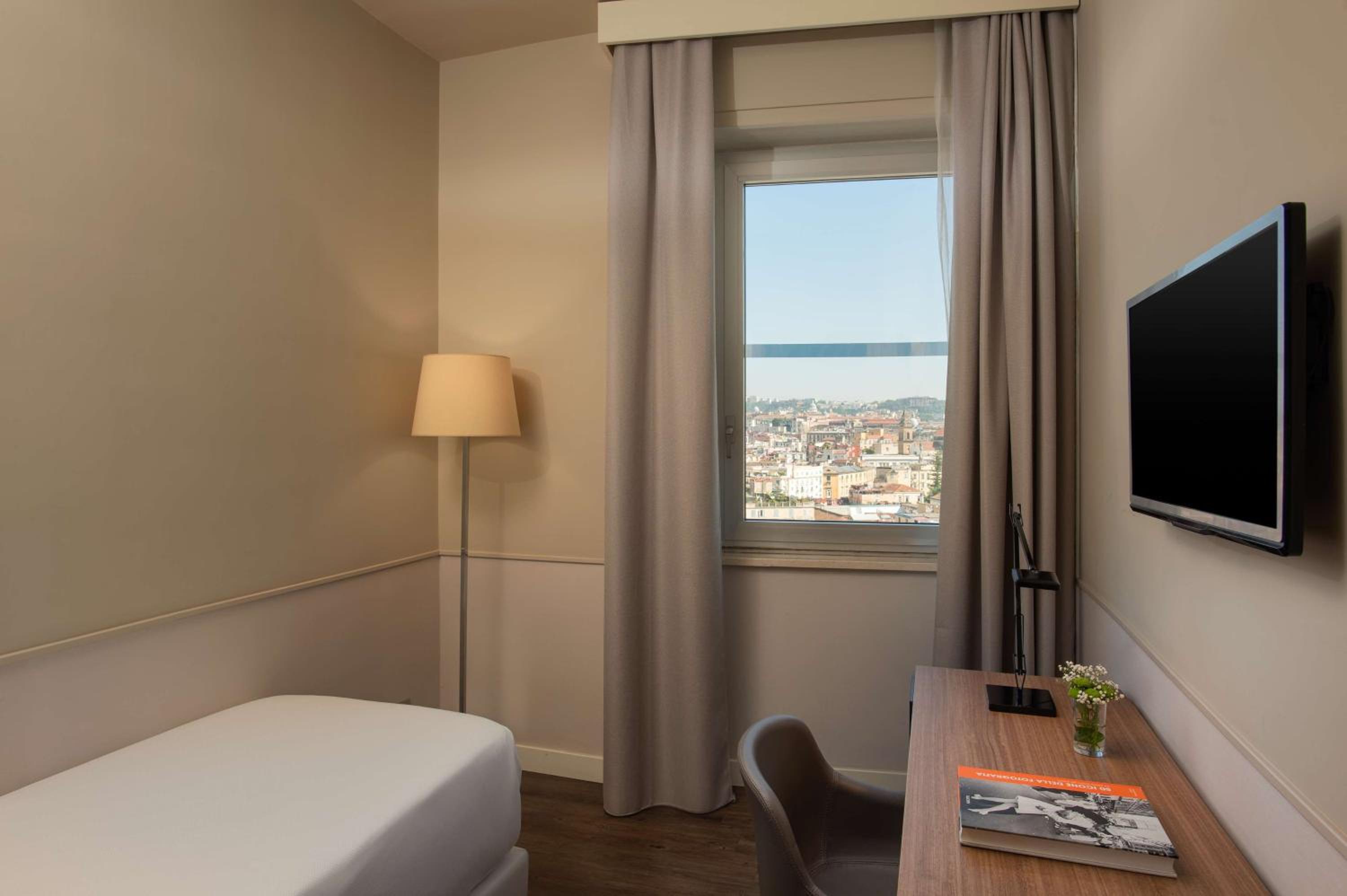 Family Triple Room with City View - Photo 2