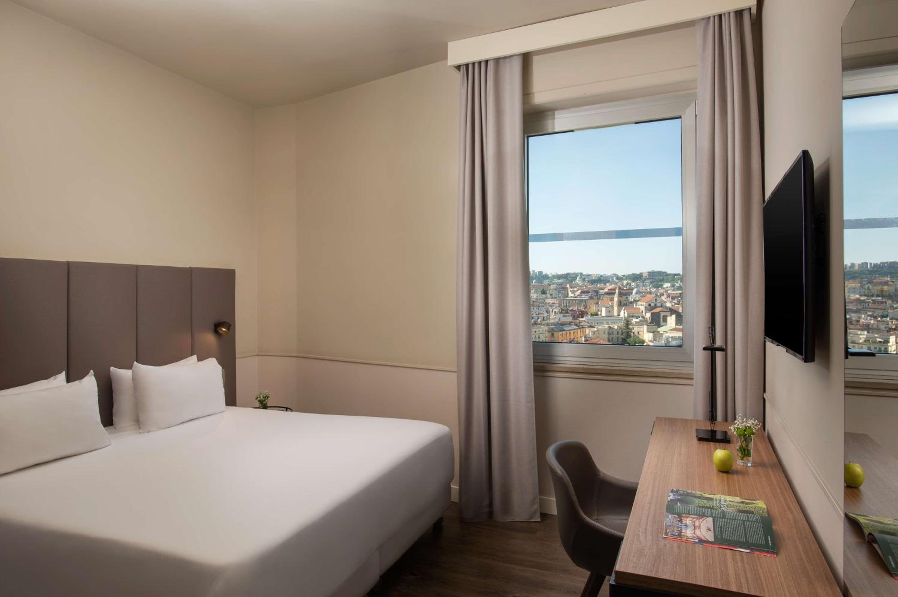 Family Triple Room with City View - Photo 1