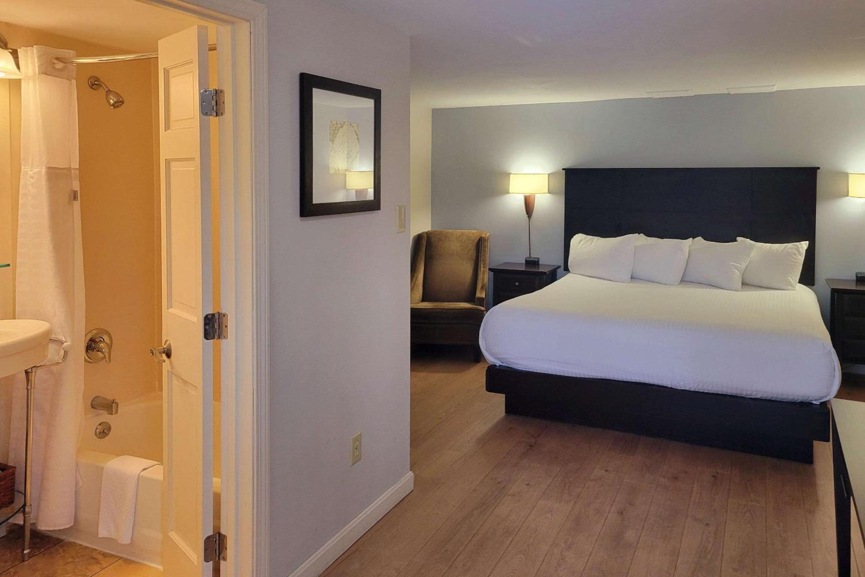 Standard King Room - Non-Smoking  - Photo 3