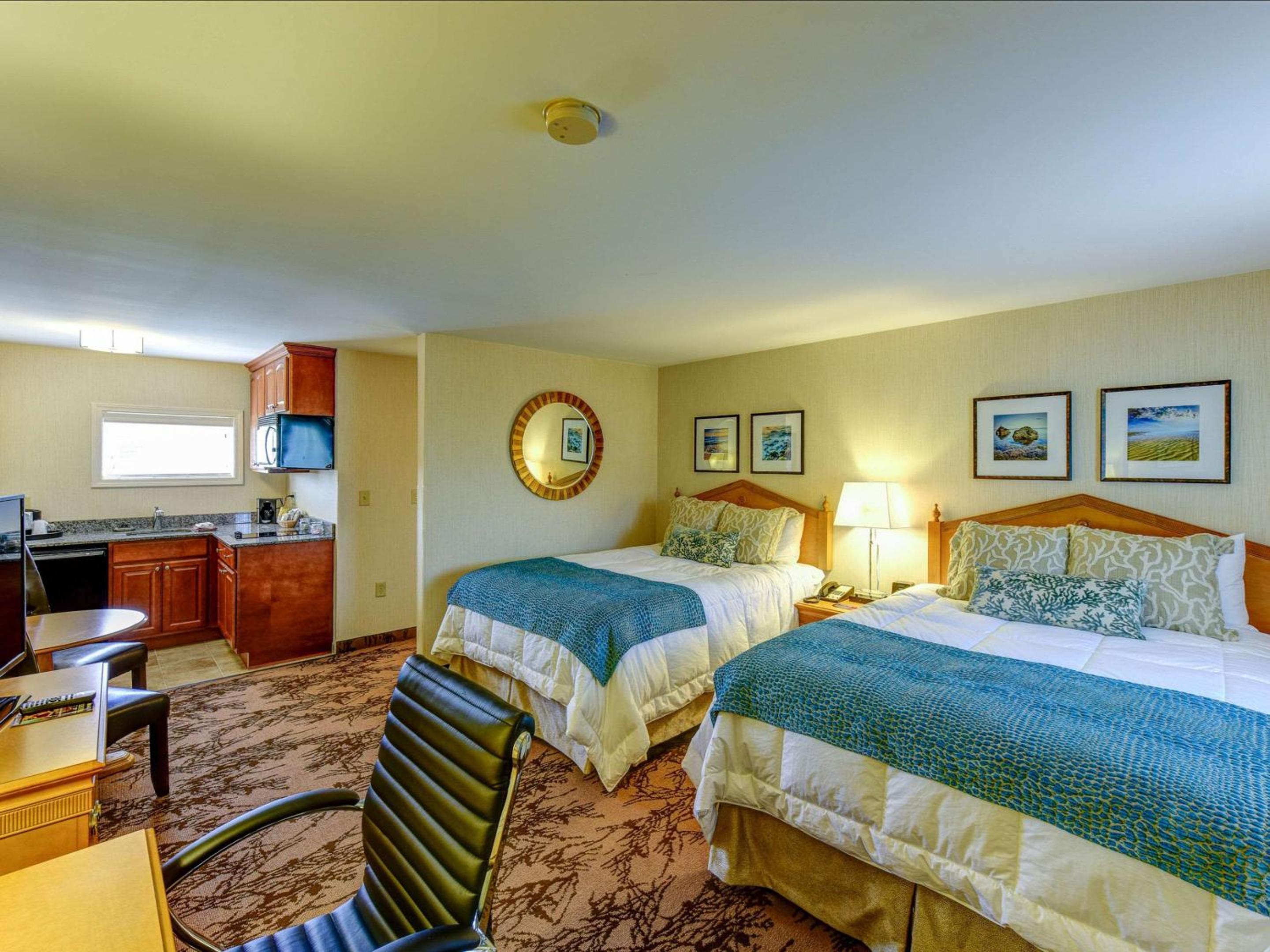 Efficiency Queen Room with Two Queen Beds - Non Smoking  photo 2