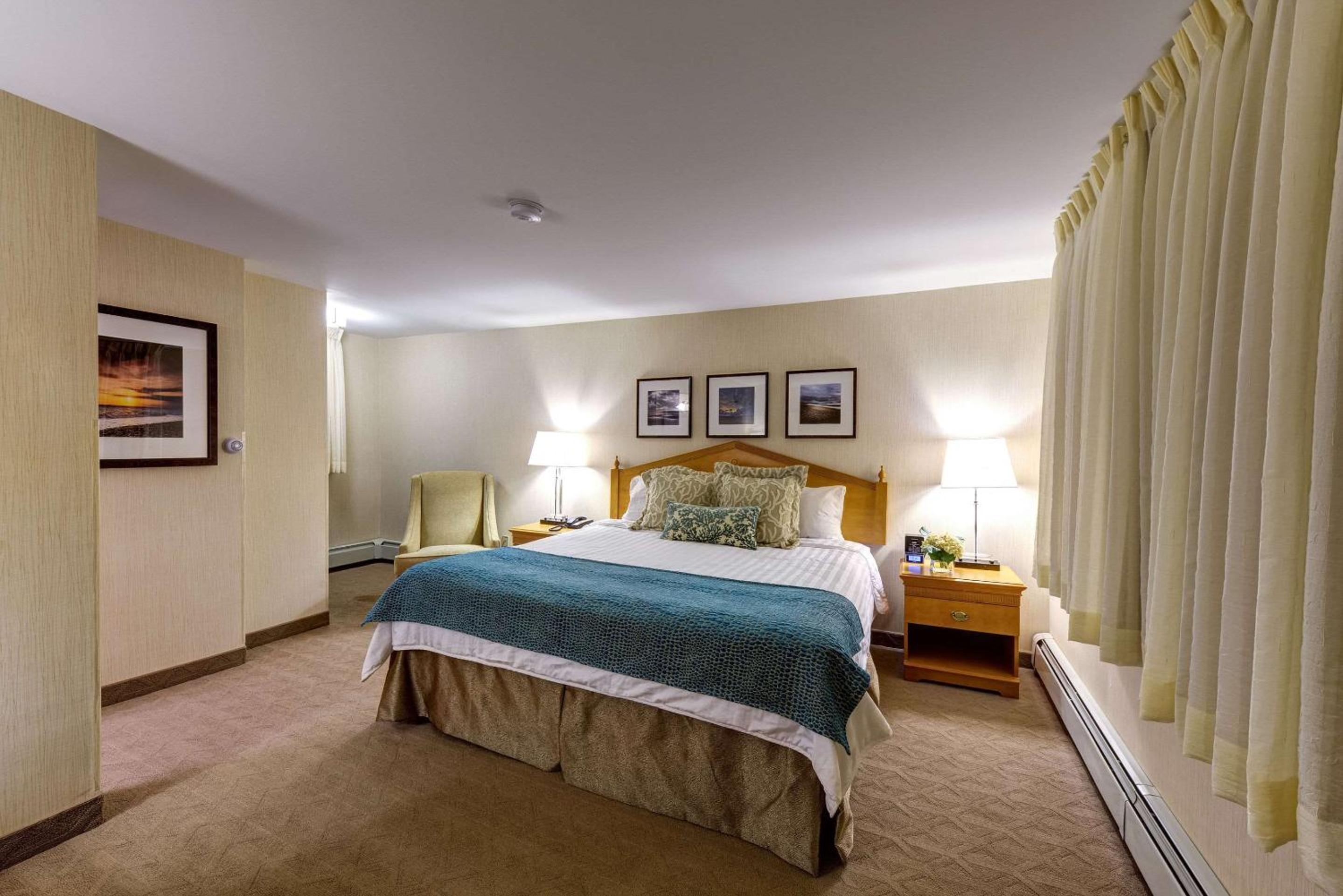 Standard King Room - Non-Smoking  - Photo 10