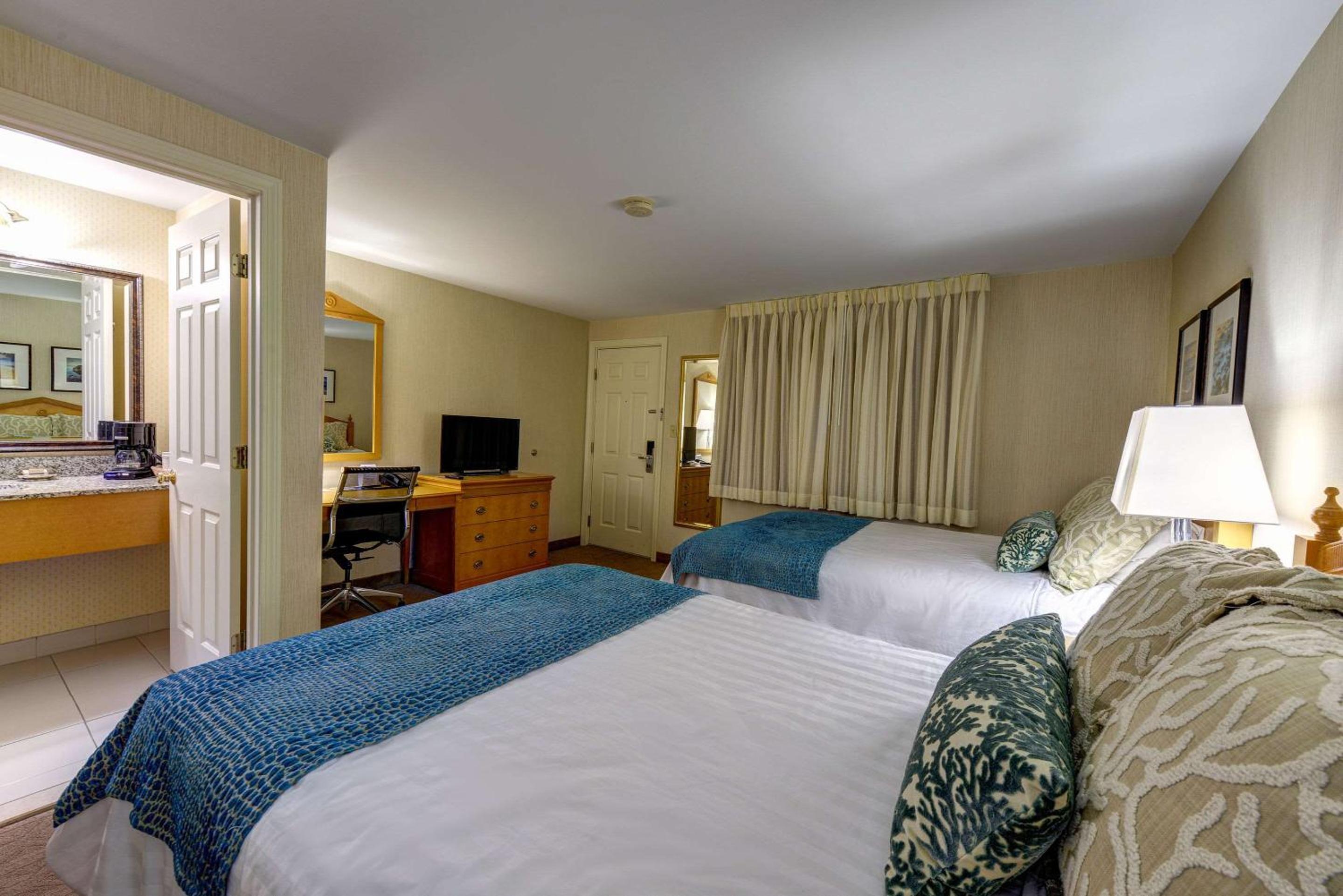 Queen Room with One Queen Bed and Two Double Beds - Non Smoking photo 2