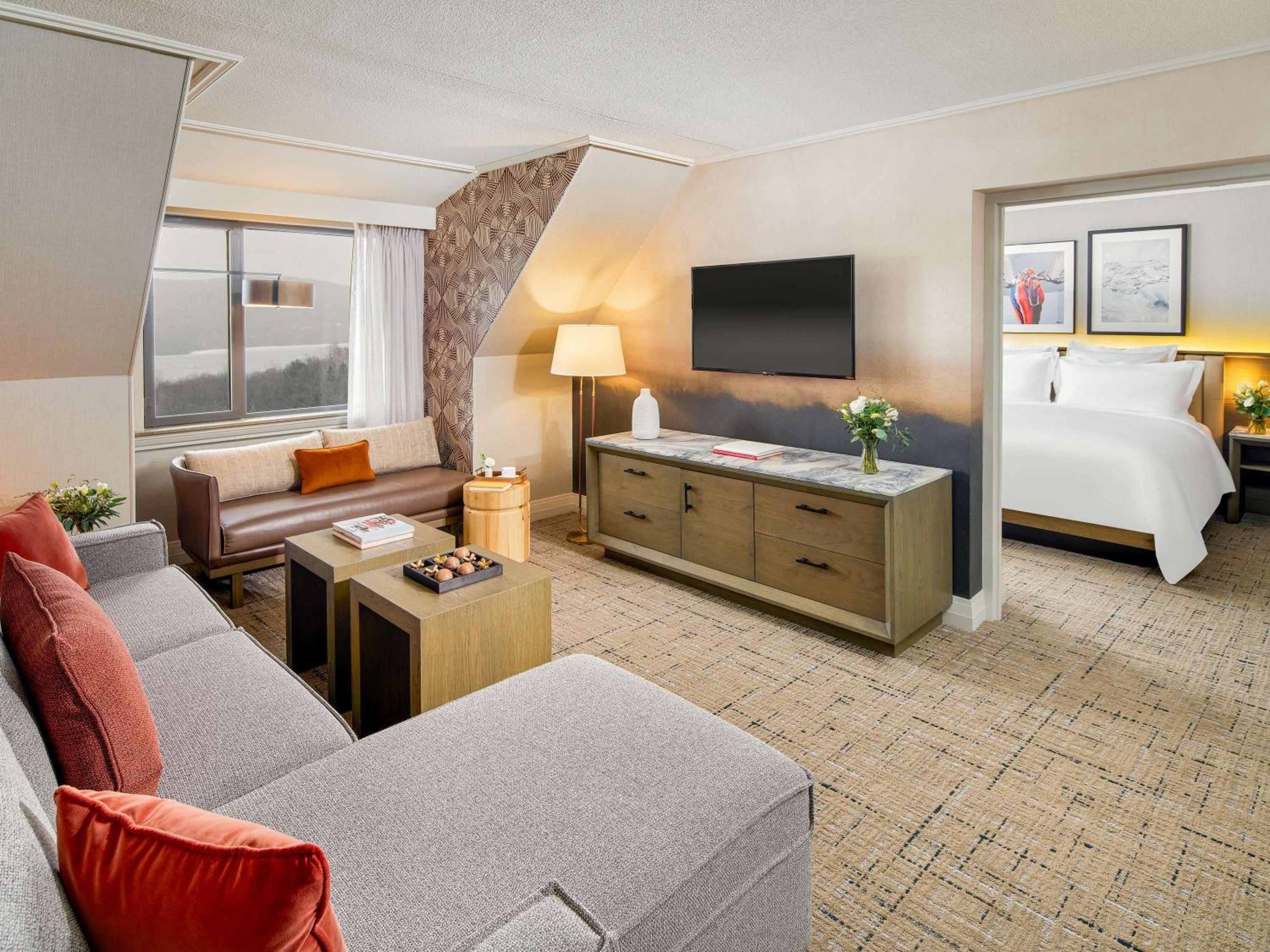 One-Bedroom Fairmont Gold King Suite with Exclusive Lounge Access - Photo 1
