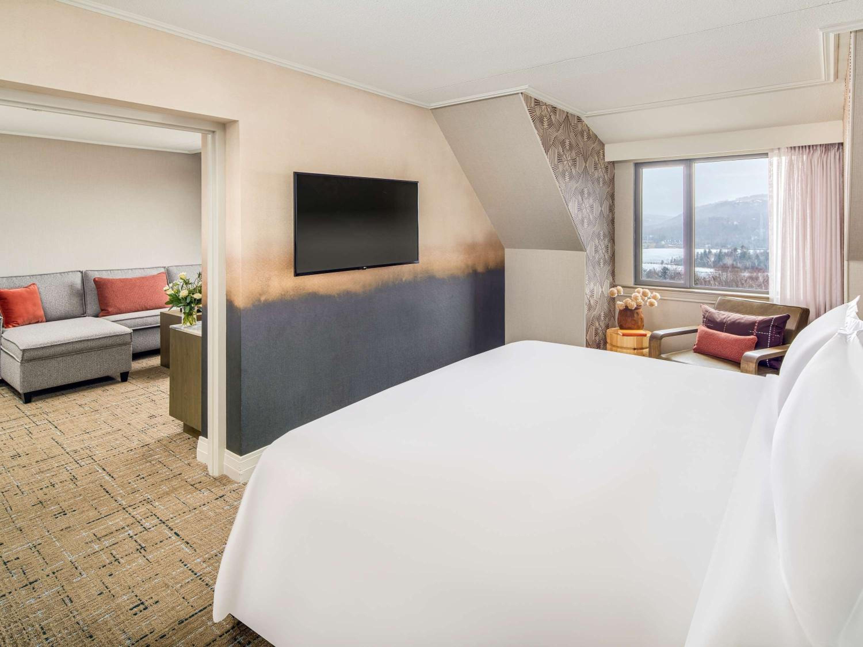 One-Bedroom Fairmont Gold King Suite with Exclusive Lounge Access - Photo 3
