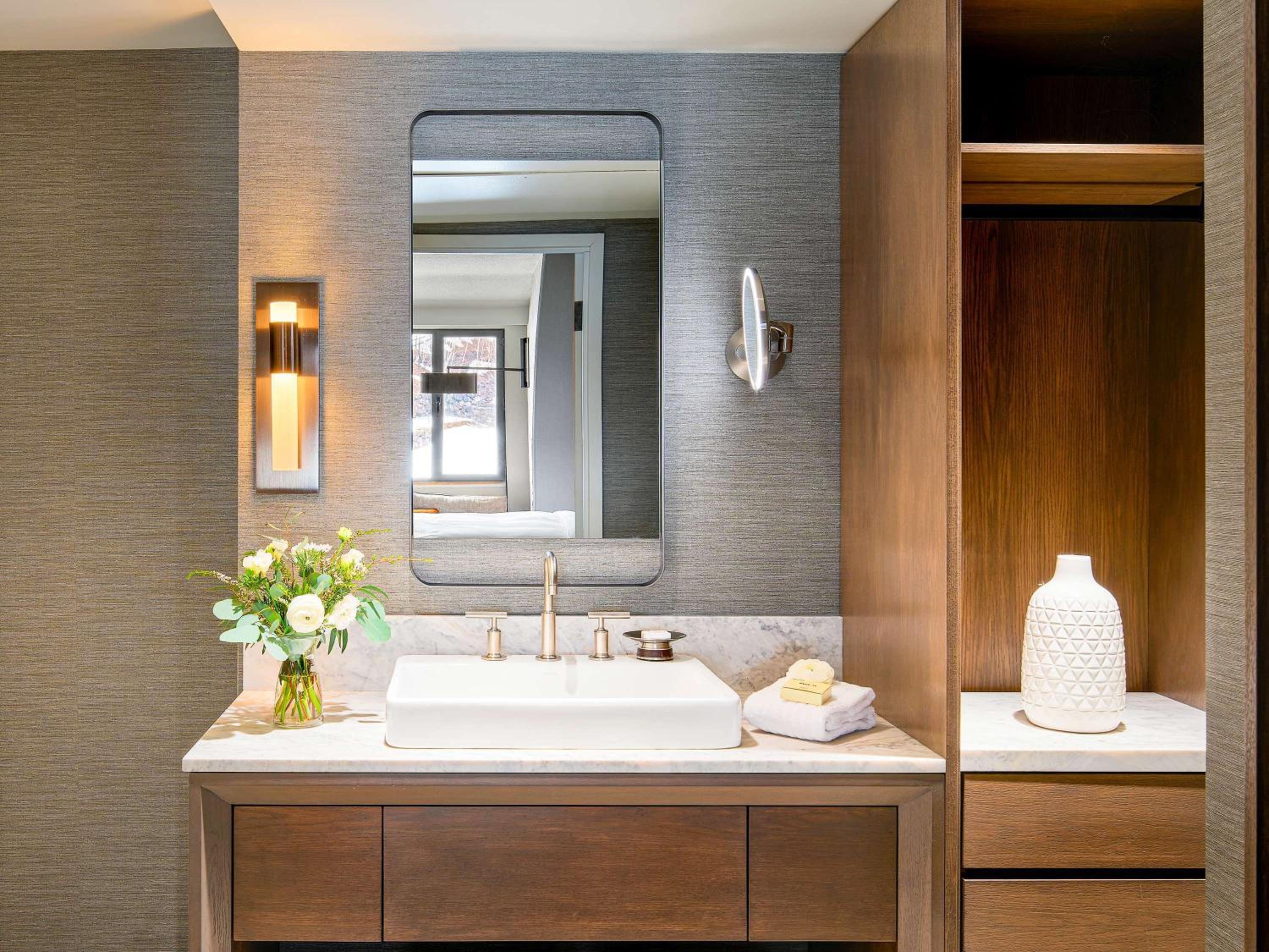 One-Bedroom Fairmont Gold King Suite with Exclusive Lounge Access - Photo 7