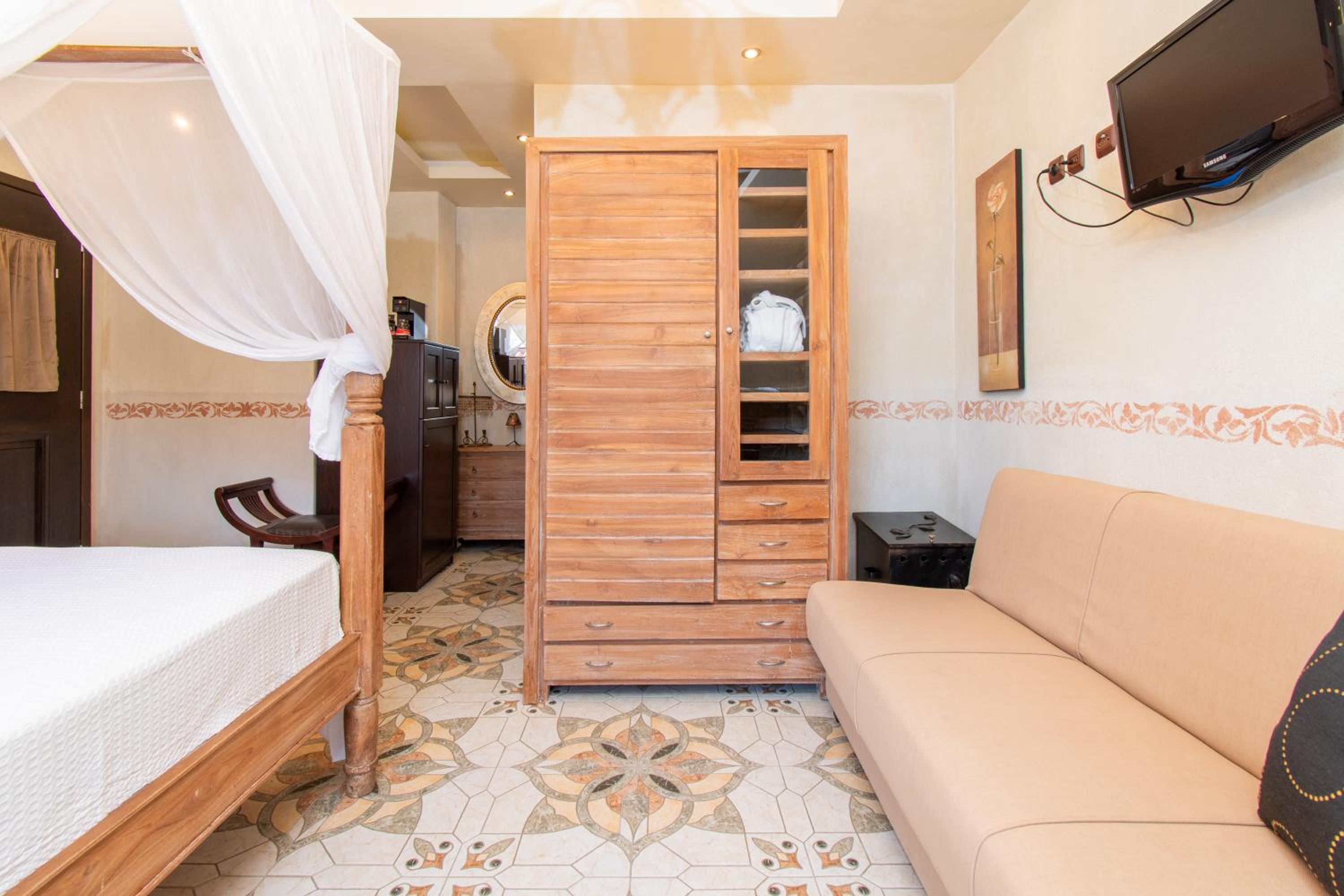 Deluxe Room (2 Adults + 1 Child) photo 3