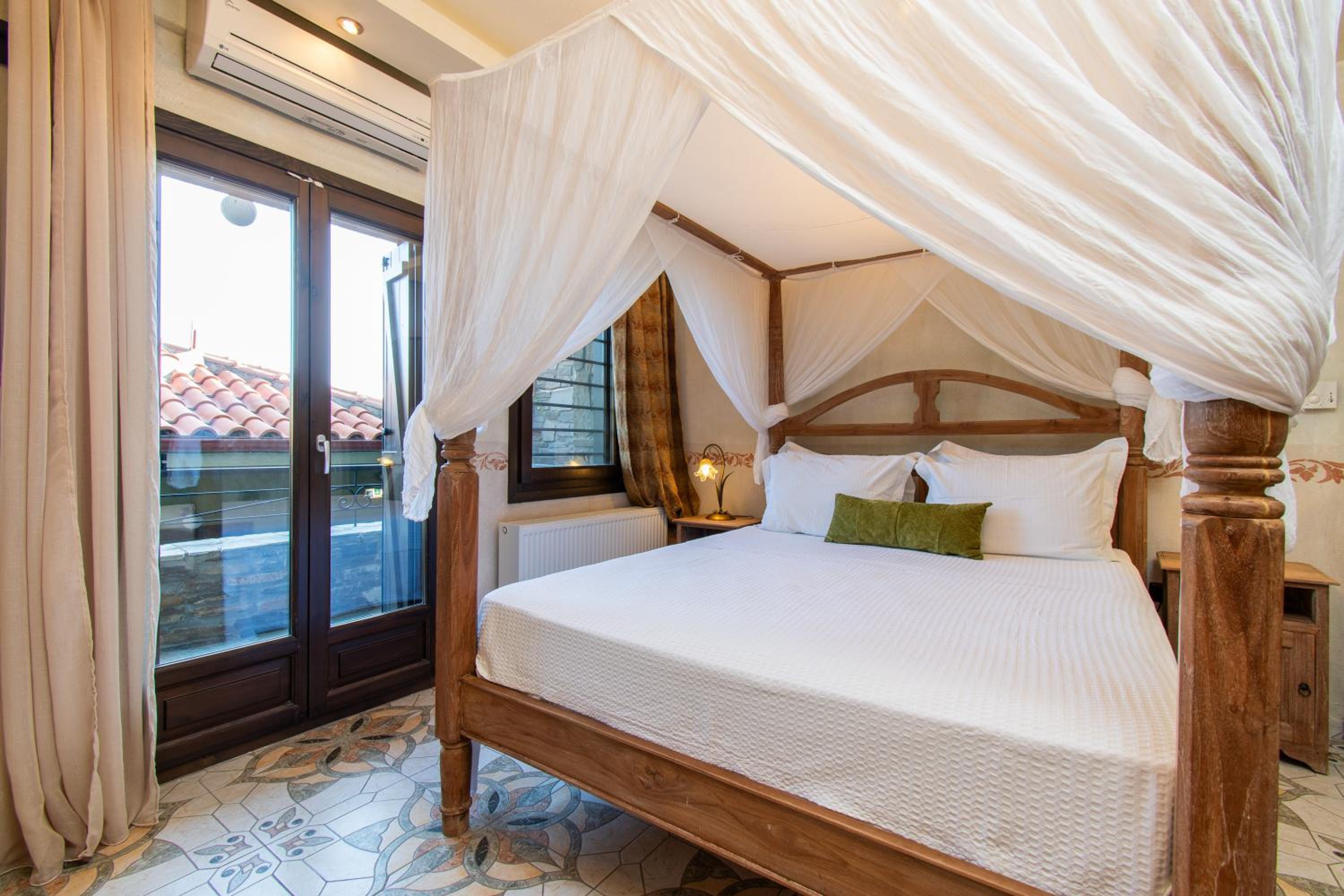 Deluxe Room (2 Adults + 1 Child) photo 2