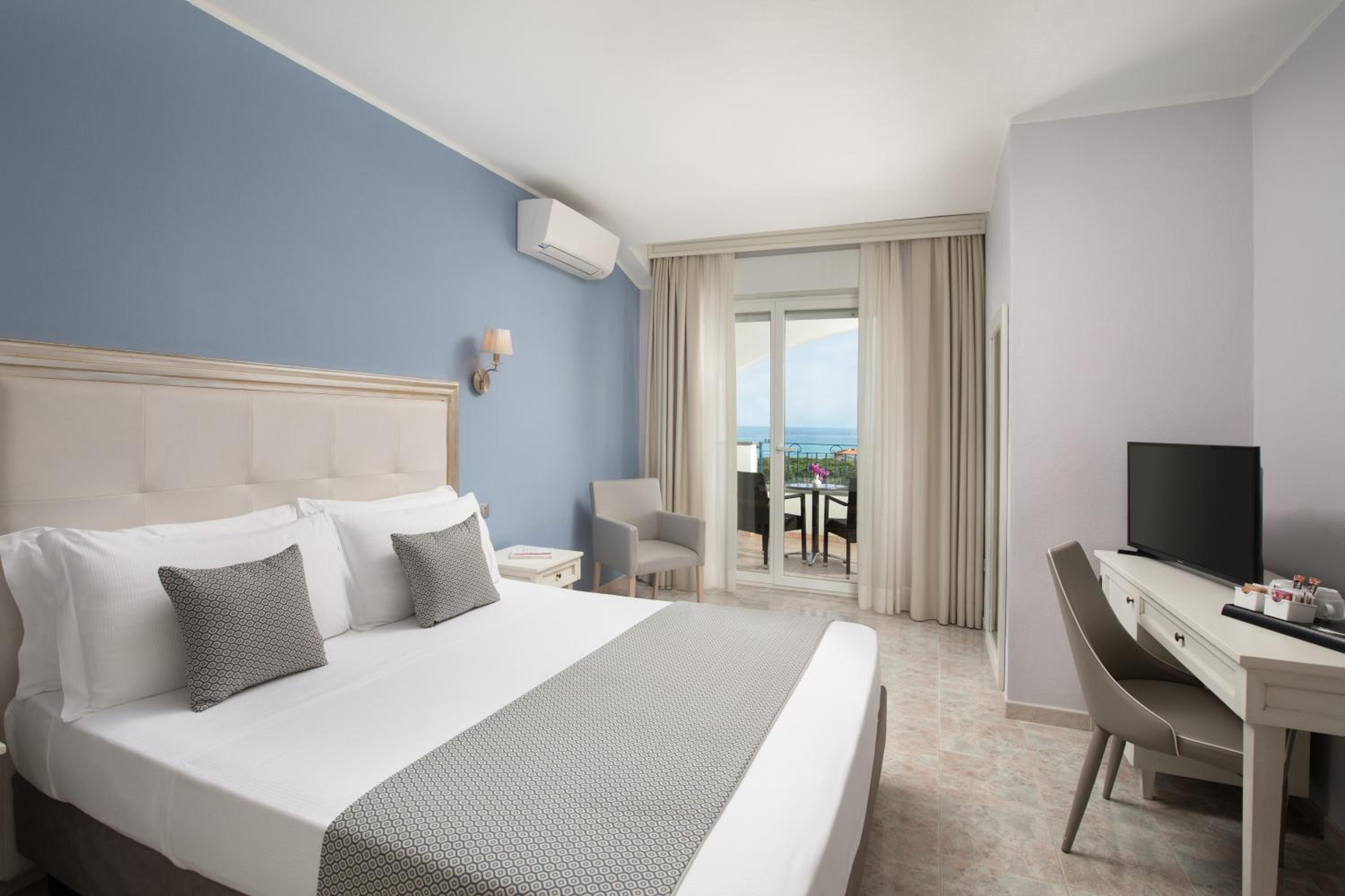 Deluxe Double Room with Sea View - Photo 3