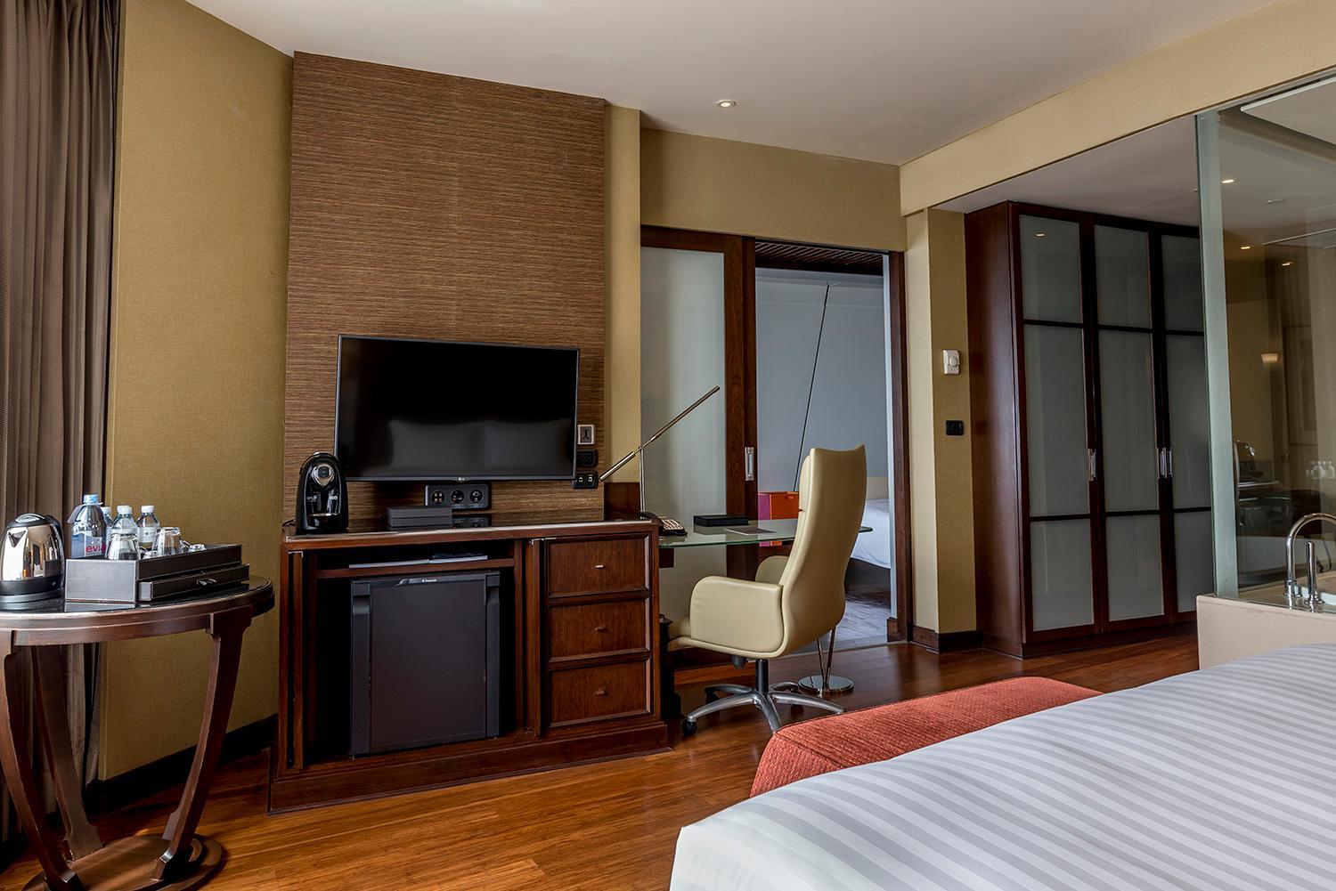 King Executive Family Room with Lounge Access thumbnail 6