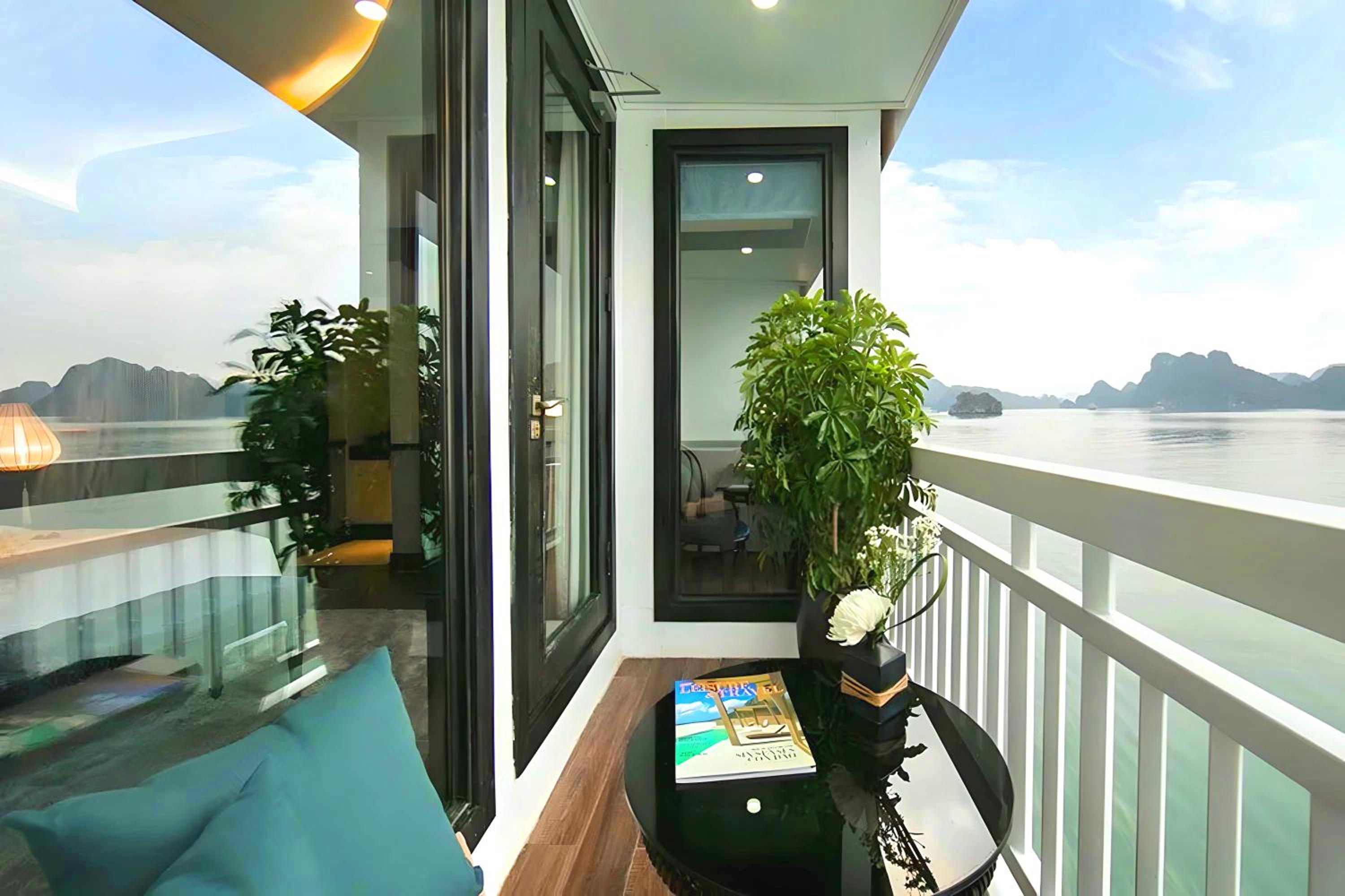Junior Suite with Private Balcony - Photo 6