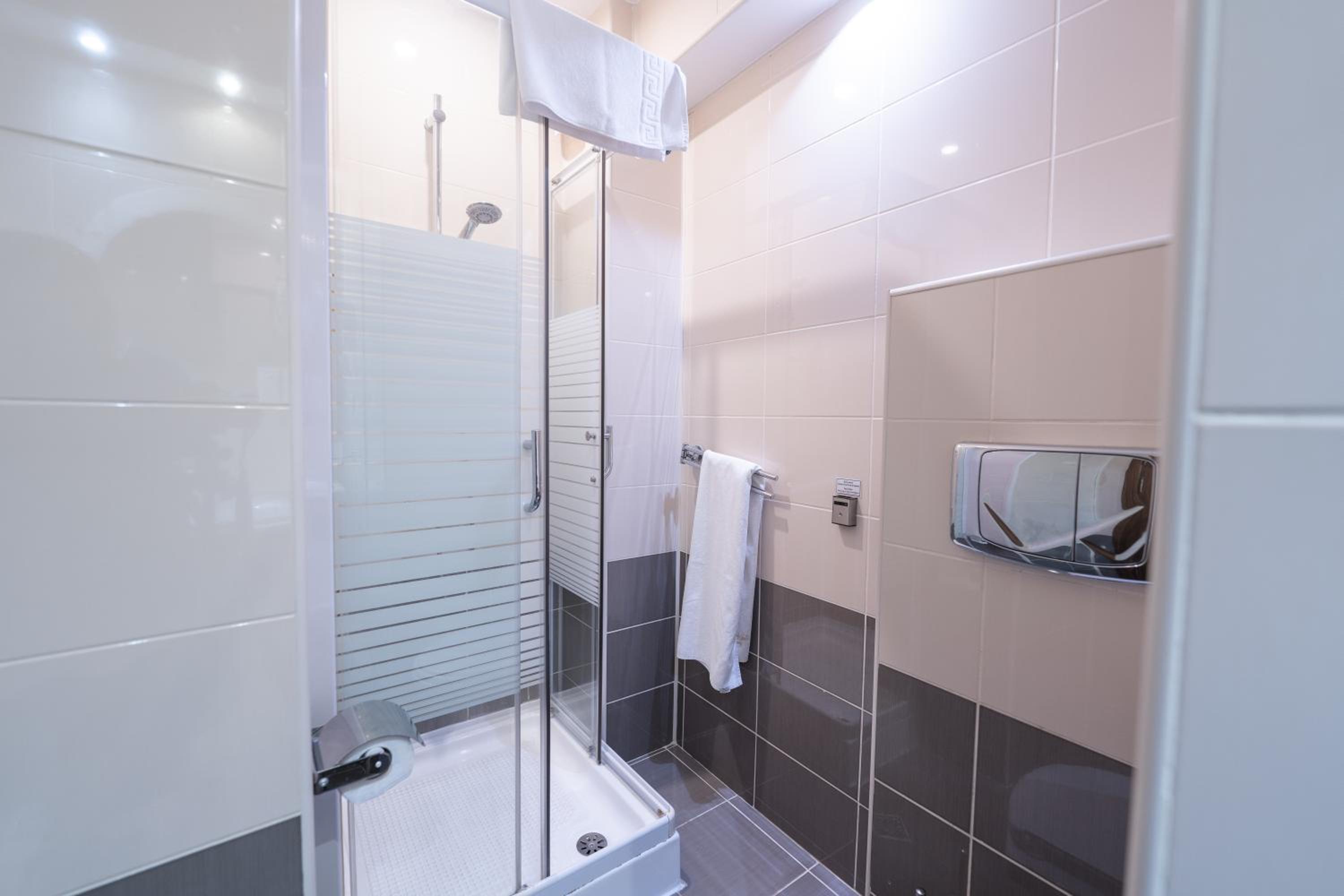 Standard Double or Twin Room with Mountain View photo 3