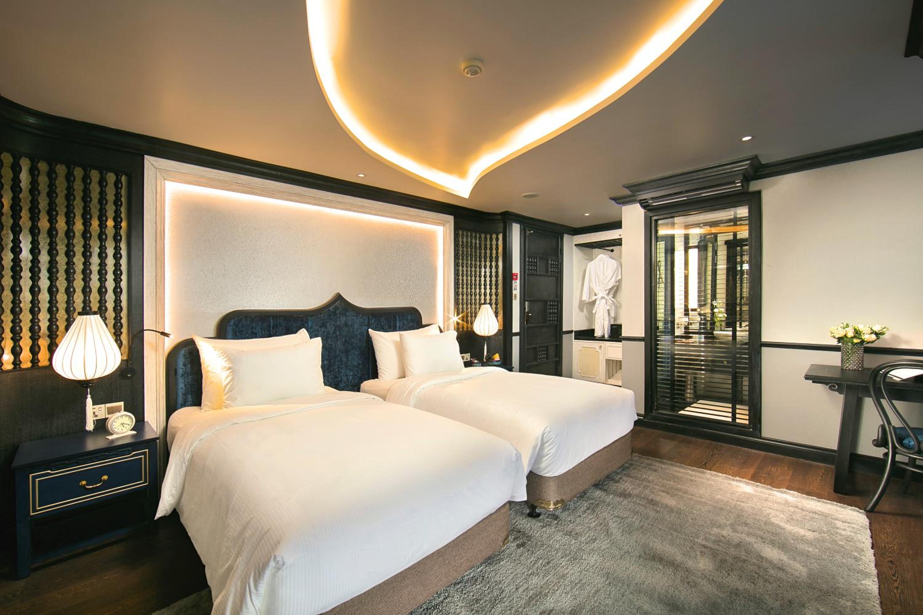 Junior Suite with Private Balcony - Photo 2