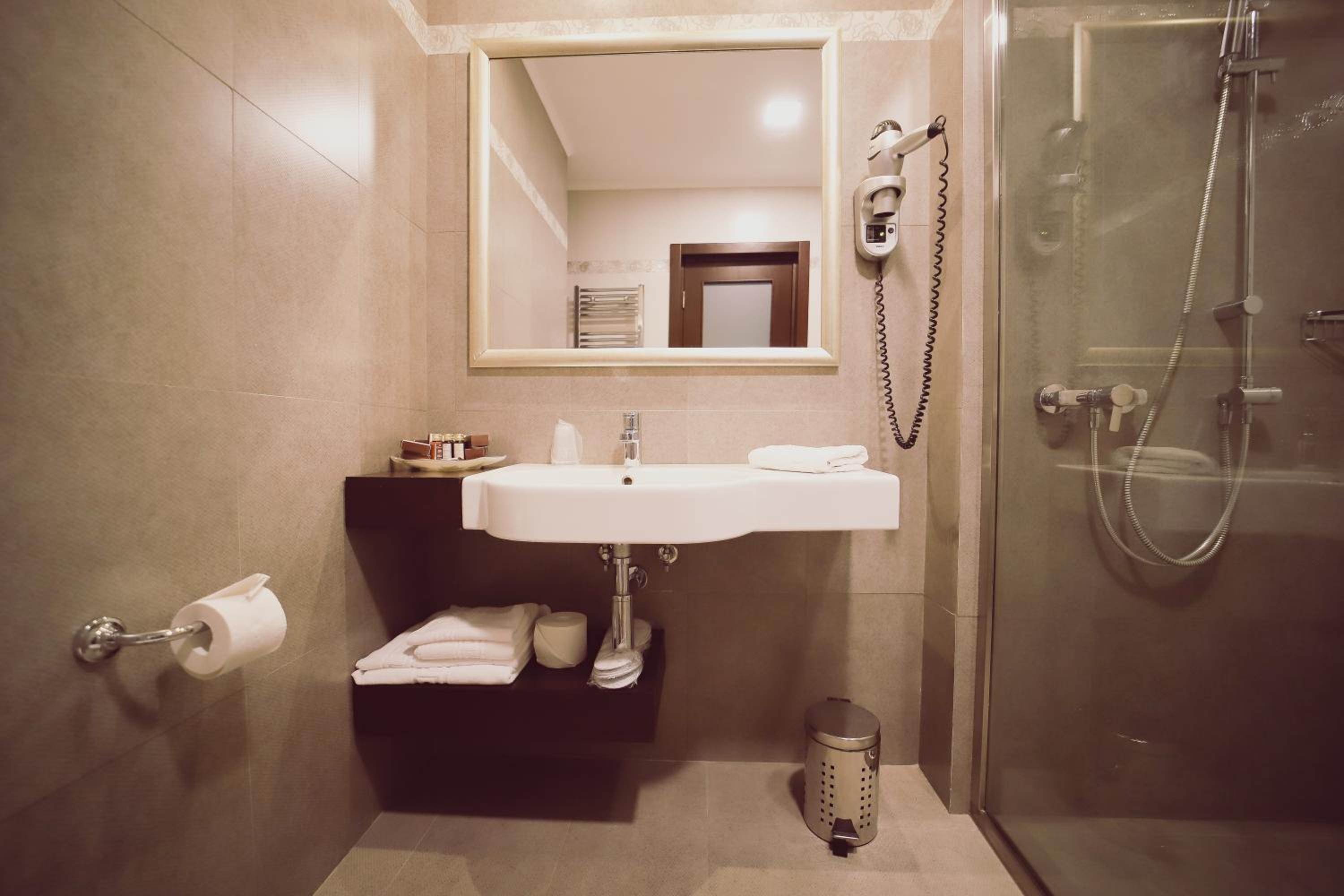 Deluxe Double Room - Photo 11