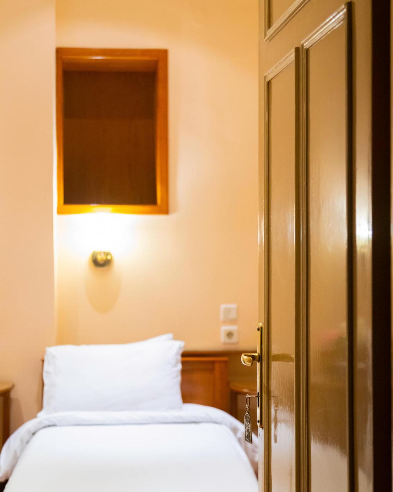 Standard Double or Twin Room with City View - Photo 4