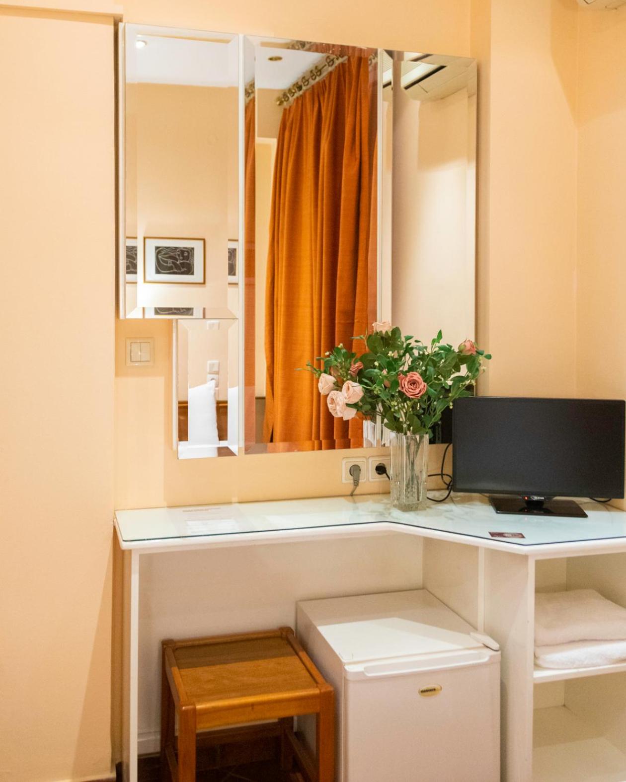 Standard Double or Twin Room with City View - Photo 2
