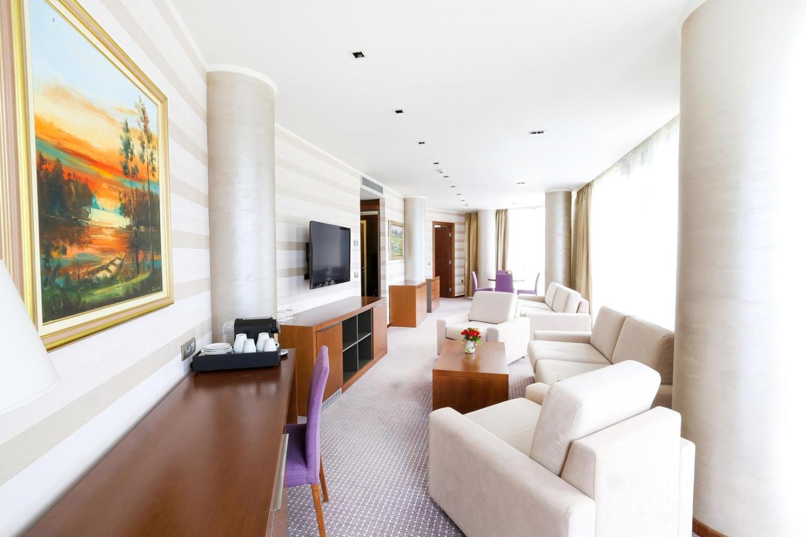 Deluxe Suite with Spa Bath and Sauna