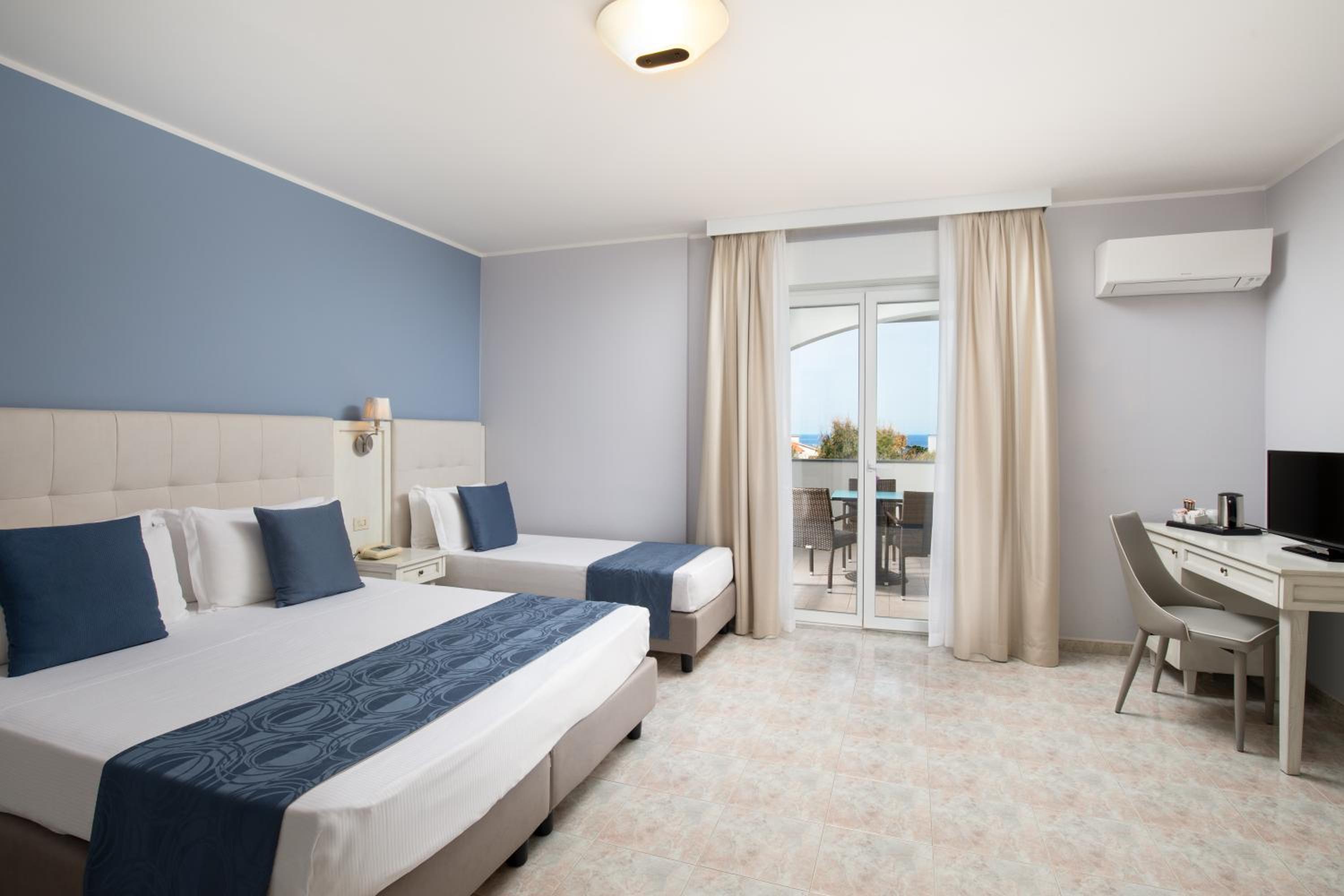 Triple Room with Sea View