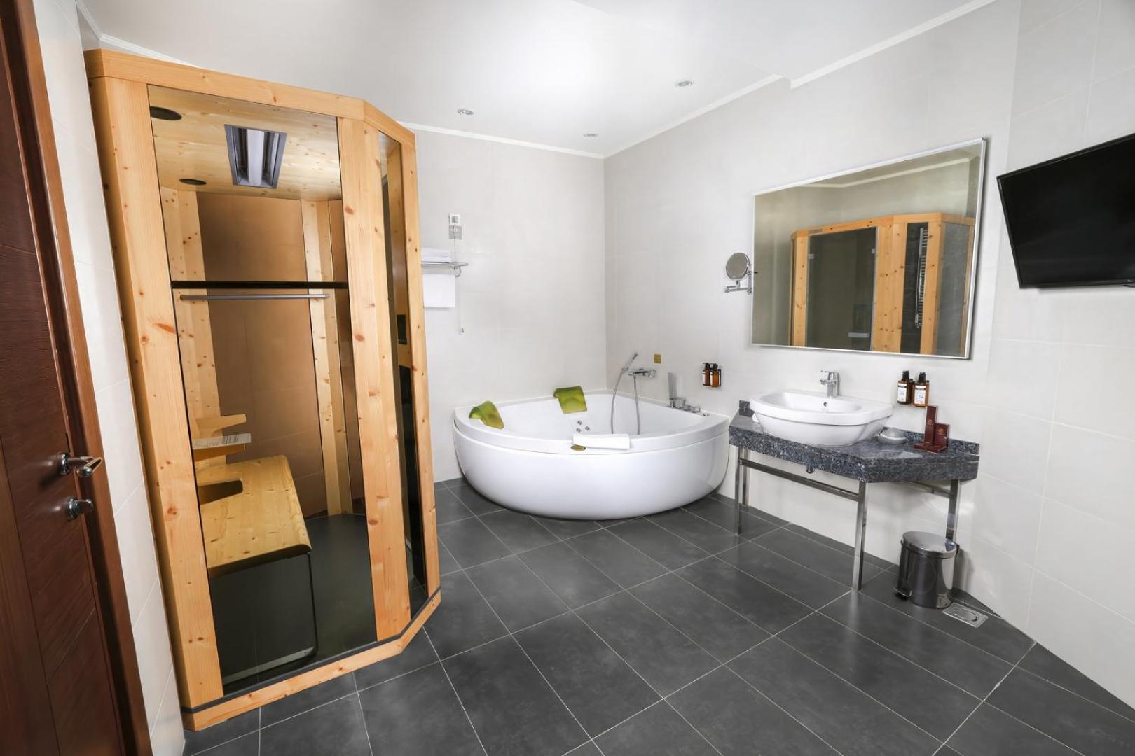 Suite with Spa Bath and Sauna photo 3