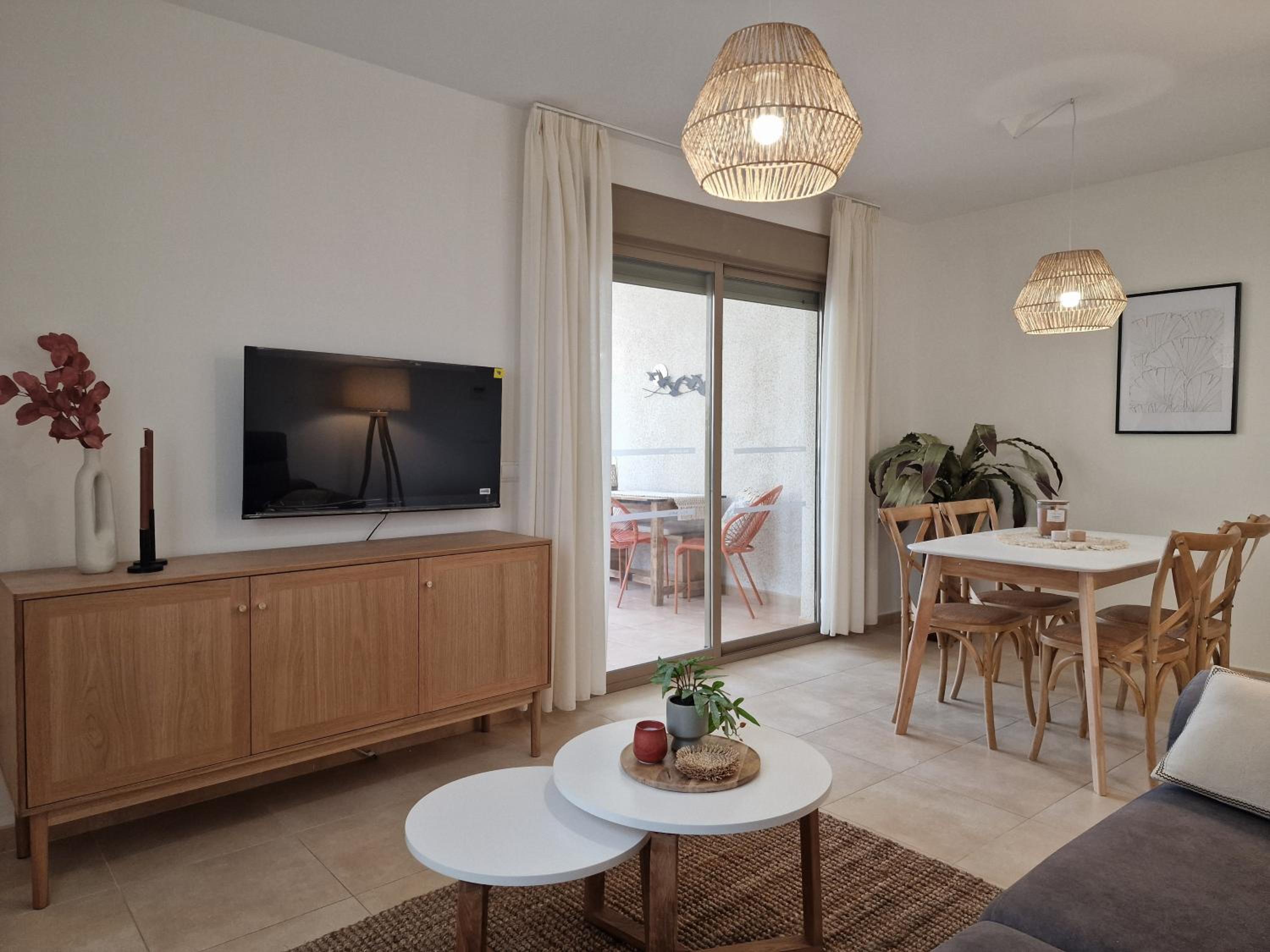 Apartamento de dos habitaciones con balcón y vista al mar